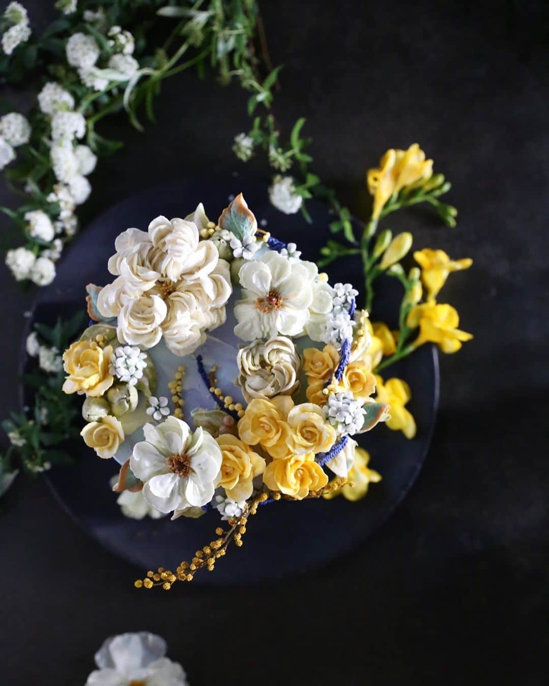 청담 수케이크 (atelier soo)さんのインスタグラム写真 - (청담 수케이크 (atelier soo)Instagram)「ㅡ Color cake note.  Stylish soo 청보라계열에색을중심으로사용한다.이배색에는황색을첨가하면살아있는분위기를강조할수있다.검정접시로콘트라스트를부여한케이크⚜️ ㅡ 2월의꽃 @flowerbyson  프리지아.미모사.조팝나무.버터플라이 ㅡ Buttercream flower cake.  #flower #cake #flowercake #partycake #birthday #bouquet #buttercream #baking #wilton #weddingcake ㅡ www.soocake.com」2月9日 9時45分 - soocake_ully