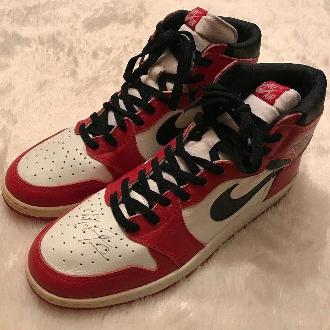 HYPEBEASTさんのインスタグラム写真 - (HYPEBEASTInstagram)「@hypebeastkicks: An unworn pair of signed Air Jordan 1 High "Chicago" from 1985 has been put up for auction on eBay for a whopping $1 Million USD. With only 15 to 20 pairs made of this particular SKU, the pair up for auction has been verified in"pristine conditions" and was authenticated by PSA/DNA. Since the shoe features an “850204 TYPS” label, where the PS stands for the “player sample” it suggests the shoe might have been personally designed for Jordan. Click the link in bio for the full story.⁠⁠ Photo: pinstripe_auctions」2月9日 9時46分 - hypebeast