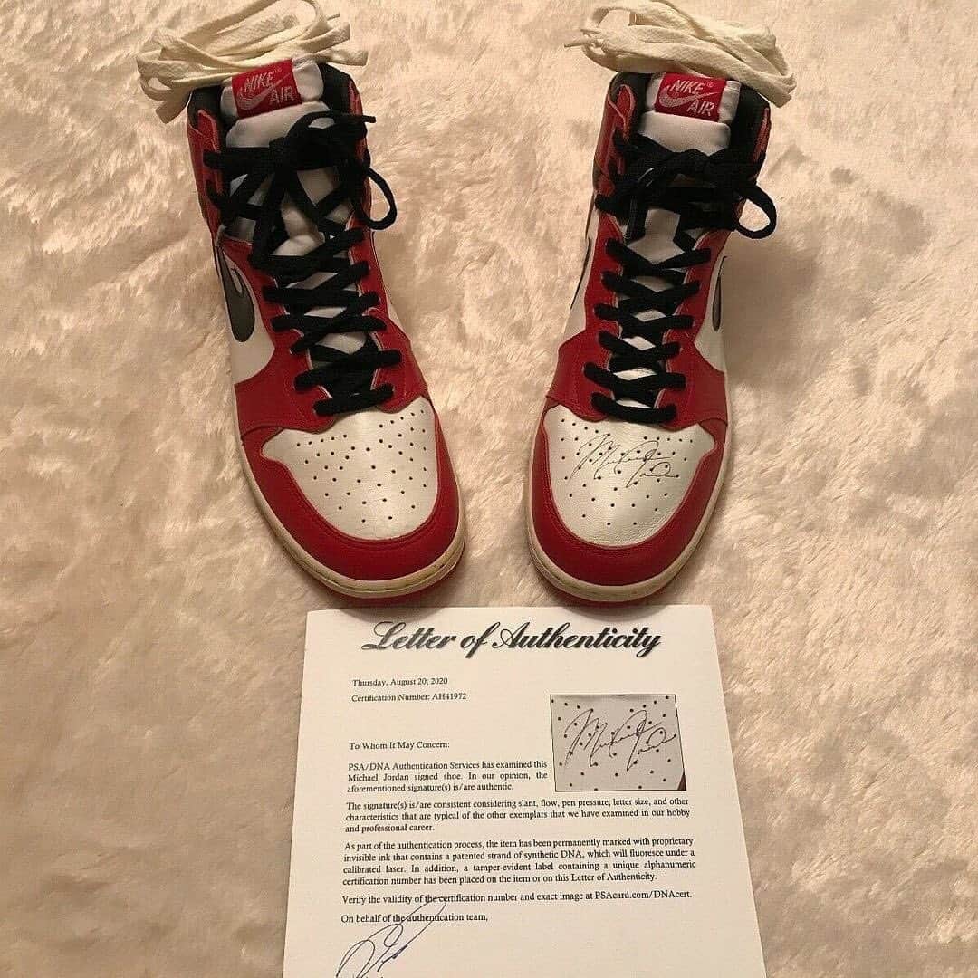 HYPEBEASTさんのインスタグラム写真 - (HYPEBEASTInstagram)「@hypebeastkicks: An unworn pair of signed Air Jordan 1 High "Chicago" from 1985 has been put up for auction on eBay for a whopping $1 Million USD. With only 15 to 20 pairs made of this particular SKU, the pair up for auction has been verified in"pristine conditions" and was authenticated by PSA/DNA. Since the shoe features an “850204 TYPS” label, where the PS stands for the “player sample” it suggests the shoe might have been personally designed for Jordan. Click the link in bio for the full story.⁠⁠ Photo: pinstripe_auctions」2月9日 9時46分 - hypebeast