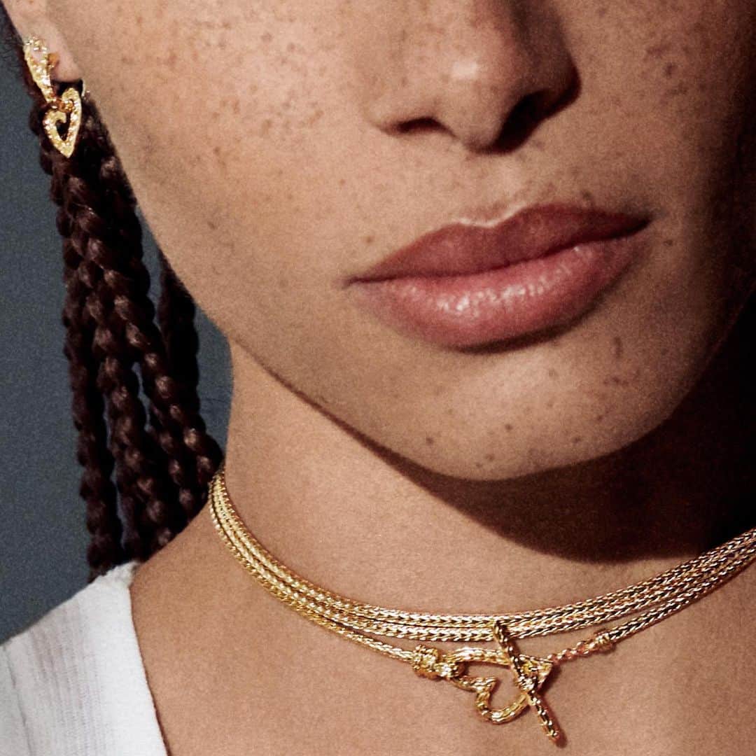 ジョン ハーディーのインスタグラム：「Find strength in your inner softness. Explore the lightest layers of chain, marked by hand-carved hearts—link in bio.  #JohnHardy #WithMadLove」