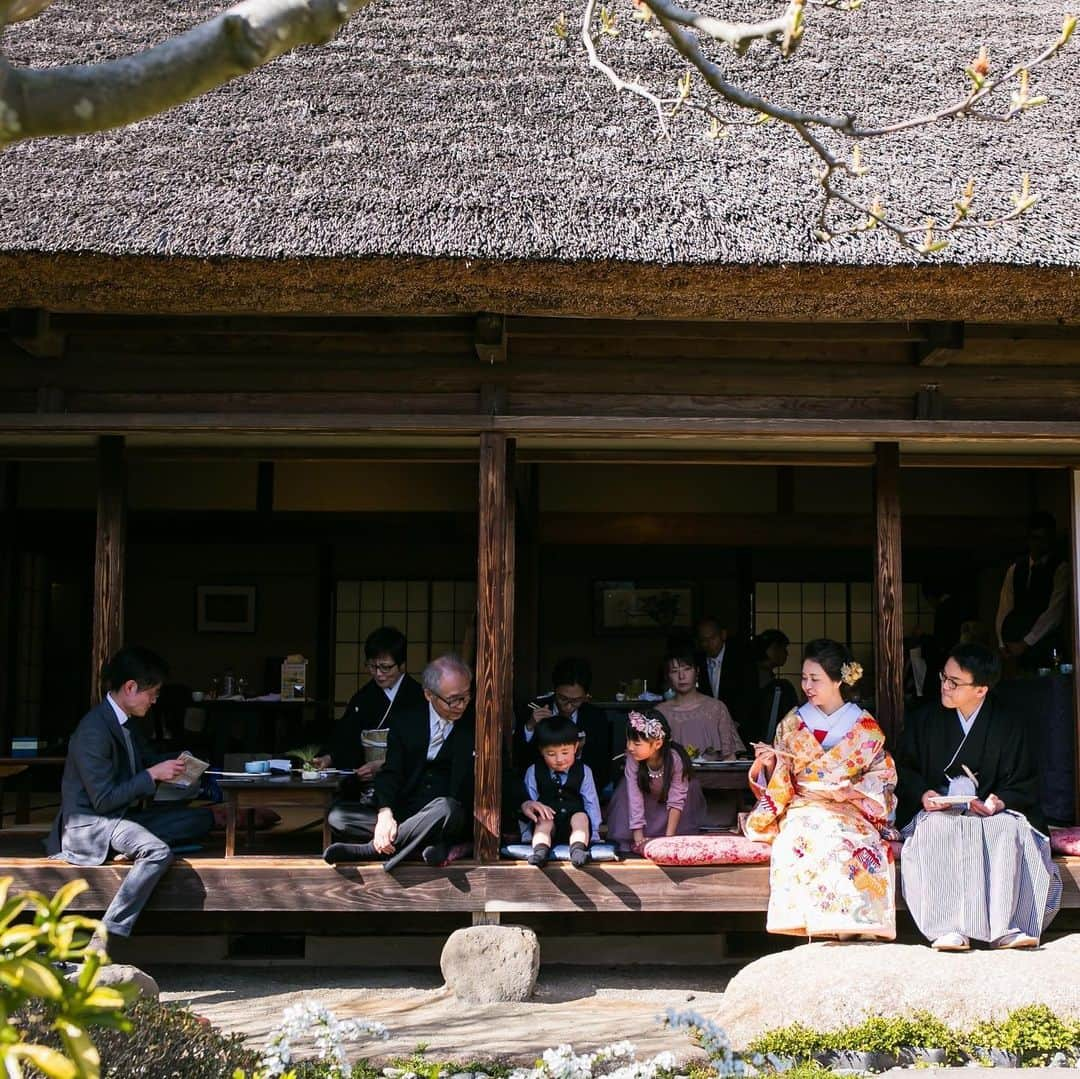 The KAMAKURA WEDDINGのインスタグラム：「「明王院」で１日１組様限定の結婚式。ご家族と縁側で語り合う等身大の時間。この日を迎えられたことでご家族との関係性にも変化が。詳しくはHP感動レポートをご覧ください。」