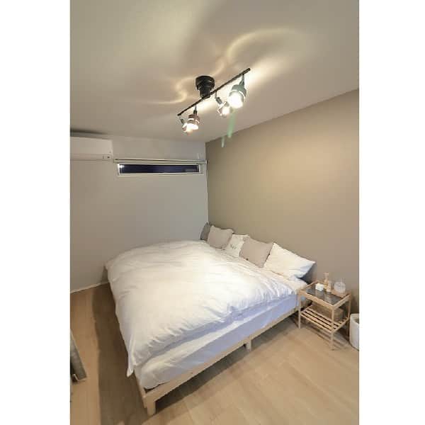 西本ハウスのインスタグラム：「【MS様邸のご紹介】  🚪Bedroom  N.STYLE 東区戸坂桜西町 MS様邸  施工事例はこちら▼ @nishimoto_house ⇧プロフィールのURLよりご覧いただけます👀  西本ハウスでは、『新型コロナウイルスを含む感染症の予防及び拡散防止対策』に関しまして、以下のことを実施しております。  ①見学会・イベント、来店など接客時にはスタッフ全員マスクを着用させていただきます。なお、お客様にもご来店・ご来場時のマスク着用にご協力をお願い致します。 ②見学会・イベントに関しましては個別のご案内・ご対応をさせていただきます。 ③お子様の感染防止のため、キッズスペースの使用は禁止とさせていただきます。 ④来店は同時3組までとし、ソーシャルディスタンスを確保しながら対応させていただきます。 ⑤アルコール除菌を徹底しています。なお、お客様のご来店・ご来場時に入口にて検温及びアルコール除菌スプレーの噴霧にご協力をお願い致します。  またイベントをお申込みいただいていても状況によってはご案内できなくなる可能性もございますので予めご了承ください。ご理解、ご協力のほど何卒よろしくお願い申し上げます。  #西本ハウス #広島県 #工務店 #1000万円からはじめる家づくり #子育て世代の家  #子育て世代の家づくり #デザイン住宅  #デザイナーズ住宅 #新築一戸建て #マイホーム #新築マイホーム #注文住宅 #規格住宅 #家づくり #暮らしを楽しむ #広島のイベント #こだわりの家 #こだわりポイント」