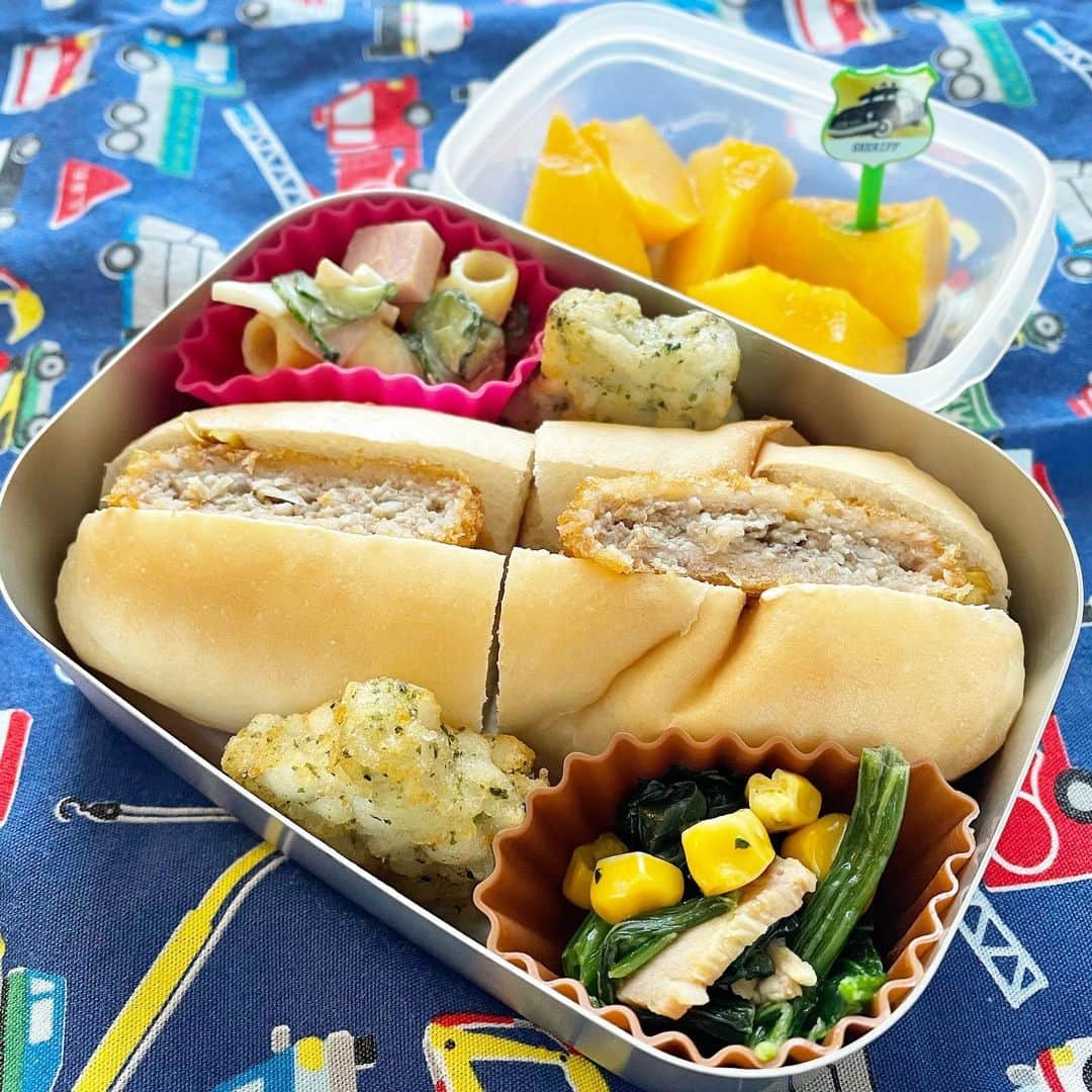 小西ゆりなのインスタグラム：「👦のリクエストにより… メンチカツサンドにした本日のお弁当👦🍱 なんだか覚える事が多すぎて気持ちが焦るー😥 #本日のお弁当 #お弁当記録 #お弁当日記 #子供弁当 #手作り弁当 #おべんとう #オベンタグラム #幼稚園弁当 #年少弁当 #年少さん #サンドイッチ弁当 #メンチカツ」