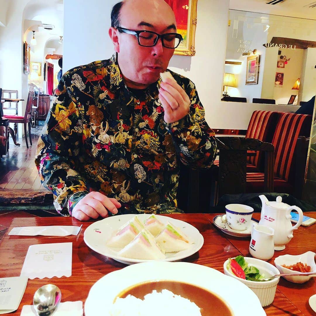 名倉右喬さんのインスタグラム写真 - (名倉右喬Instagram)「☕️ 光宗薫さんの個展に行く前に  せっかくザギンへ来たのだから、と テレビで紹介されていた 洋食屋さんの オムライスを目指したところ  まさかの臨時休業。  こういうの、わりとあるのよね。  でも すぐ前にある純喫茶の ミックスサンドとカレーライスが とても美味しかったので 良きかな佳きかな。」2月9日 10時13分 - ukyo.nagura