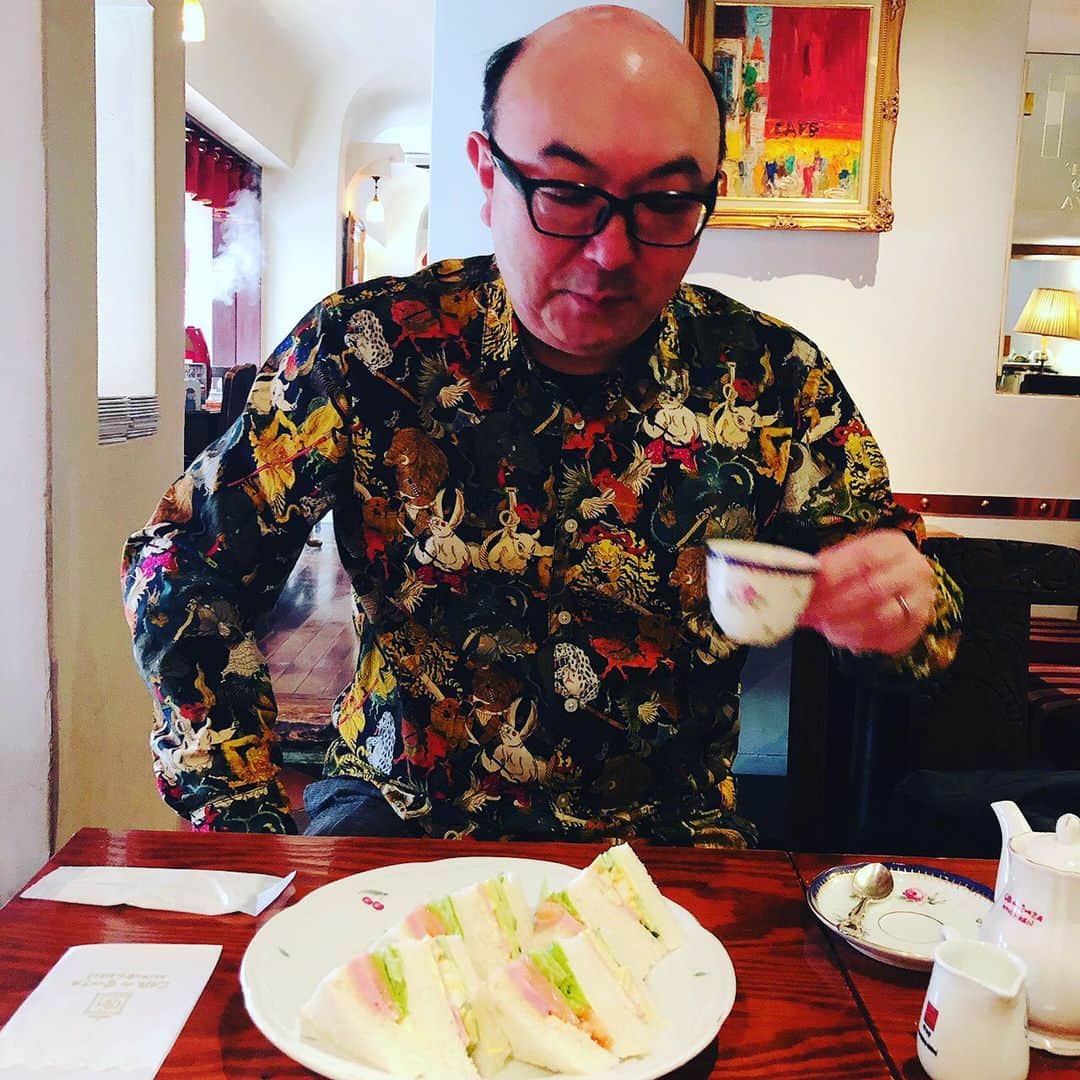 名倉右喬のインスタグラム：「☕️ 光宗薫さんの個展に行く前に  せっかくザギンへ来たのだから、と テレビで紹介されていた 洋食屋さんの オムライスを目指したところ  まさかの臨時休業。  こういうの、わりとあるのよね。  でも すぐ前にある純喫茶の ミックスサンドとカレーライスが とても美味しかったので 良きかな佳きかな。」