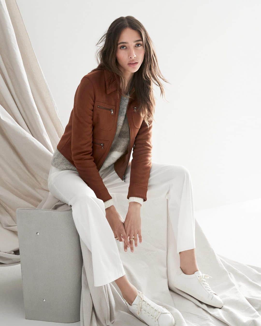 Banana Republic のインスタグラム：「A curated selection of stylish looks is just a few taps away. Head to the link in bio to get some inspiration for the week ahead, from luxurious Vegan Suede Jackets to effortless sweaters to layer underneath.」