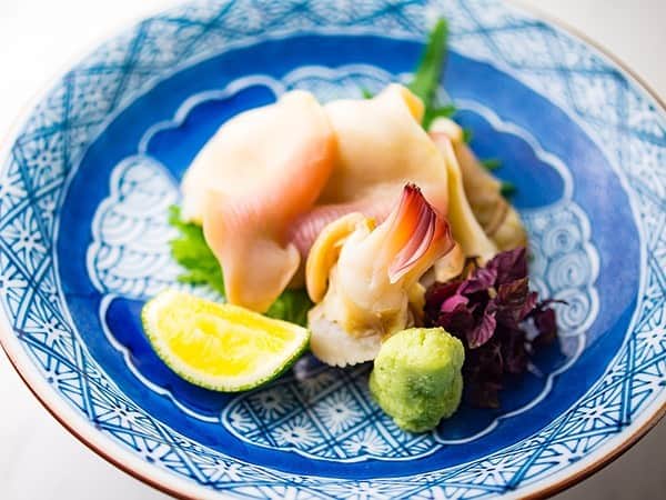 The Westin Osaka （ウェスティンホテル大阪）さんのインスタグラム写真 - (The Westin Osaka （ウェスティンホテル大阪）Instagram)「寿司「はなの」では、2 月より、「冬の貝フェア」を開催します。 北海道の「ツブ貝」や宮城県名取市閖上の「赤貝」、その他「平貝」「ミル貝」「ホッキ貝」など、寿司料理長の守屋が選りすぐりの貝を集めました。 貝は甘味の増す冬がまさに食べごろ。その日の入荷状況にもよりますが、お造り、にぎり、酢の物がおすすめです。 期間：2/1～3/31(ただいま、寿司と天麩羅カウンターは、金土日祝のみの営業となります) ————————————————— #寿司 #はなの #貝フェア#ツブ貝 #赤貝 #平貝 #ミル貝 #ホッキ貝 #冬の貝フェア ————————————————— Tag@westinosaka to share your image with us.  ⠀⠀ #WestinOsaka #ウェスティンホテル大阪」2月9日 10時25分 - westinosaka