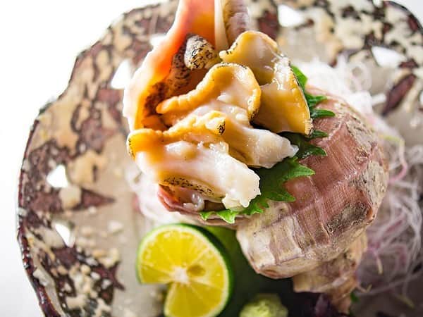 The Westin Osaka （ウェスティンホテル大阪）のインスタグラム：「寿司「はなの」では、2 月より、「冬の貝フェア」を開催します。 北海道の「ツブ貝」や宮城県名取市閖上の「赤貝」、その他「平貝」「ミル貝」「ホッキ貝」など、寿司料理長の守屋が選りすぐりの貝を集めました。 貝は甘味の増す冬がまさに食べごろ。その日の入荷状況にもよりますが、お造り、にぎり、酢の物がおすすめです。 期間：2/1～3/31(ただいま、寿司と天麩羅カウンターは、金土日祝のみの営業となります) ————————————————— #寿司 #はなの #貝フェア#ツブ貝 #赤貝 #平貝 #ミル貝 #ホッキ貝 #冬の貝フェア ————————————————— Tag@westinosaka to share your image with us.  ⠀⠀ #WestinOsaka #ウェスティンホテル大阪」