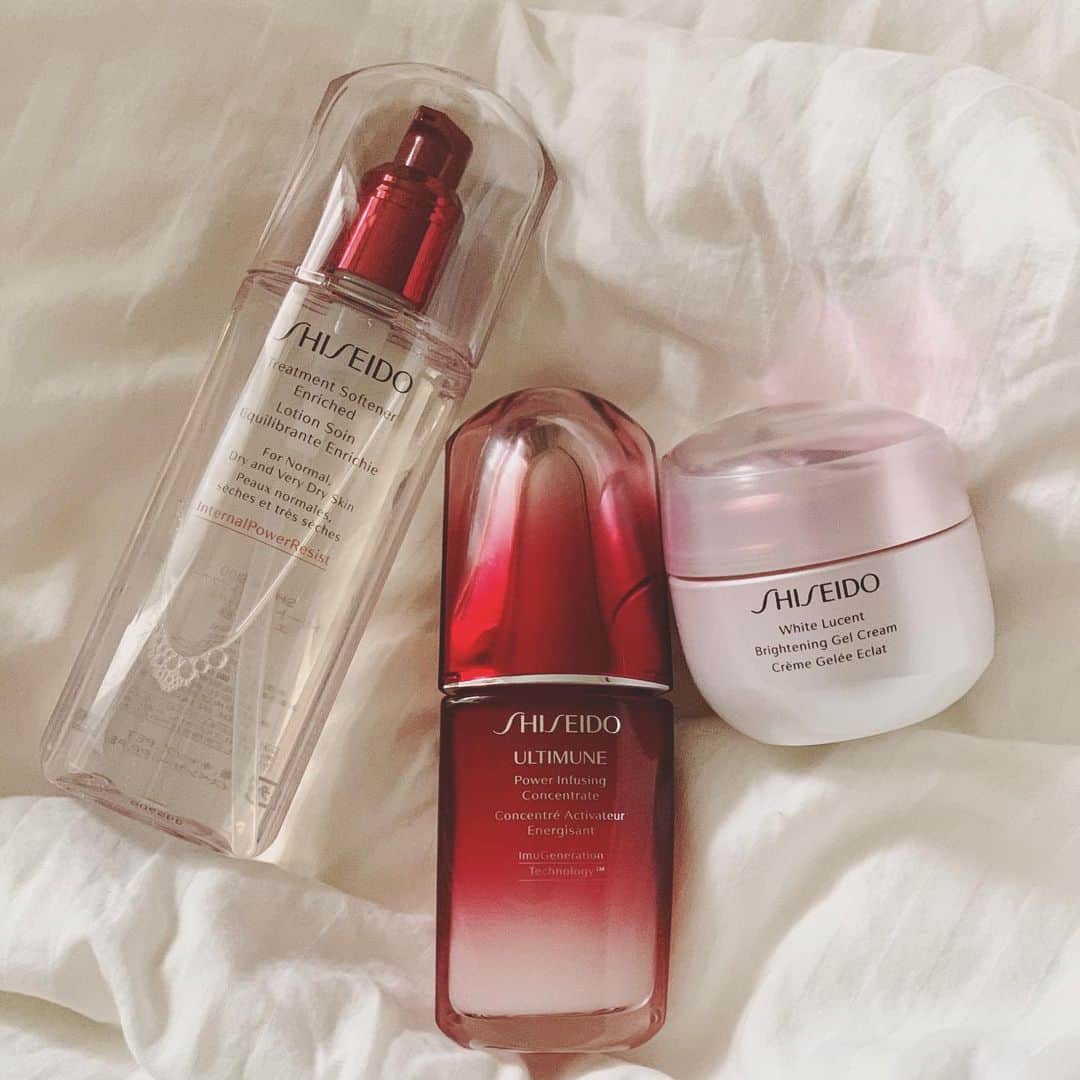 来夏さんのインスタグラム写真 - (来夏Instagram)「#🧖‍♀️ すっぴんばかりの日々なので、肌ケアは今がチャンス！というわけで肌改善を目指し中✨　いつもだけど😅  季節の変わり目に加えて花粉、 ホルモンバランスで肌のゆらぎが激しい、 エステには行く時間はない、 なので毎日使う基礎化粧品は シーズンごとに選んで お肌の状態で使い分けたりします🥸  @shiseido_japan の アルティミューン美容液を使い始めたんだけれど、 スーッとのびがよくて肌に浸透して もちもち感がたまらない‼︎ 自身の肌の底力を高めてくれるそう✨ 期待大🌞  今使っている化粧水たちがもうすぐなくなるので、 ライン使いしてみます😍  #SHISEIDO #ShiseidoGinzaTokyo #アルティミューン　#PR #ホワイトルーセント #おこもり美容 #基礎化粧品」2月9日 10時18分 - rairairaika