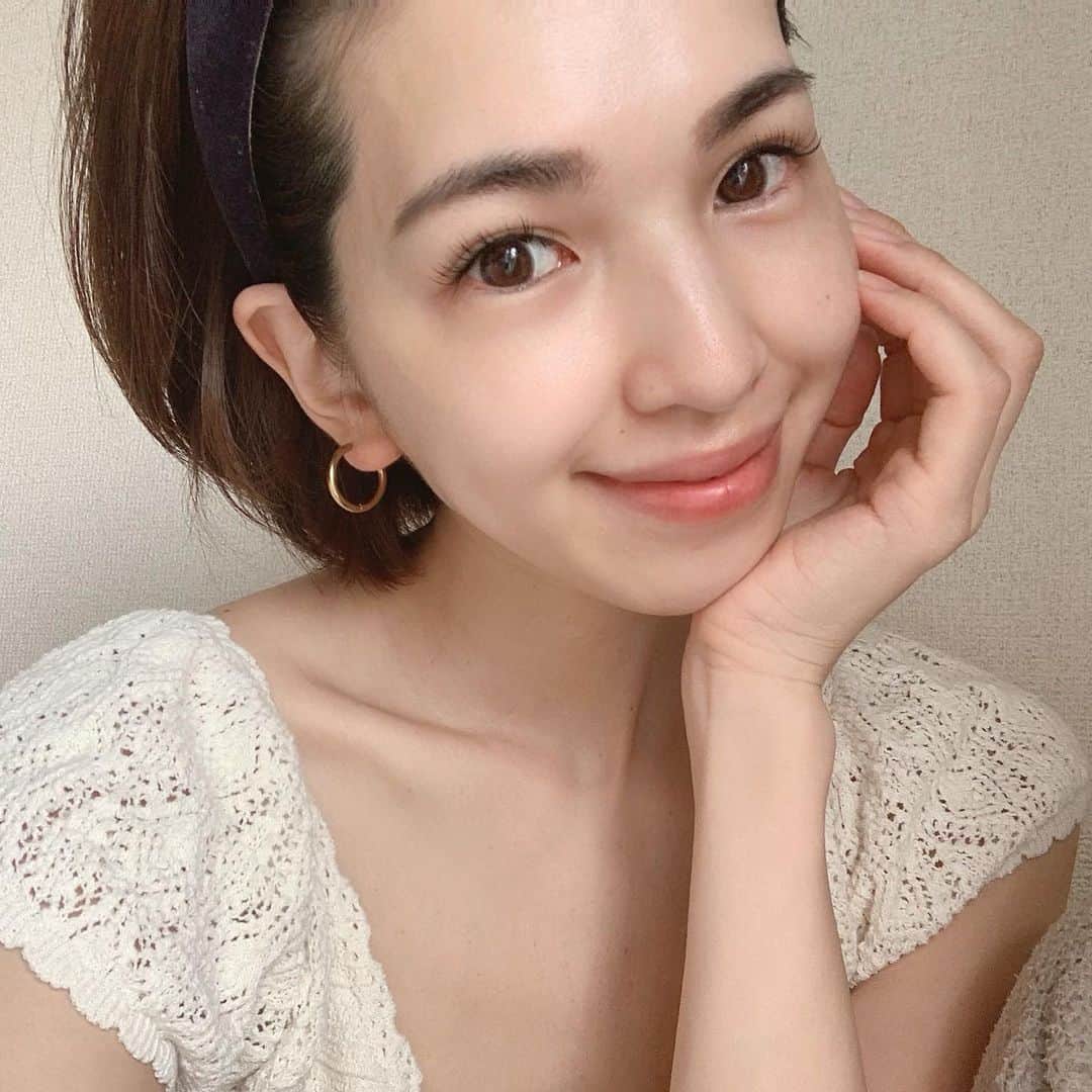 来夏のインスタグラム：「#🧖‍♀️ すっぴんばかりの日々なので、肌ケアは今がチャンス！というわけで肌改善を目指し中✨　いつもだけど😅  季節の変わり目に加えて花粉、 ホルモンバランスで肌のゆらぎが激しい、 エステには行く時間はない、 なので毎日使う基礎化粧品は シーズンごとに選んで お肌の状態で使い分けたりします🥸  @shiseido_japan の アルティミューン美容液を使い始めたんだけれど、 スーッとのびがよくて肌に浸透して もちもち感がたまらない‼︎ 自身の肌の底力を高めてくれるそう✨ 期待大🌞  今使っている化粧水たちがもうすぐなくなるので、 ライン使いしてみます😍  #SHISEIDO #ShiseidoGinzaTokyo #アルティミューン　#PR #ホワイトルーセント #おこもり美容 #基礎化粧品」