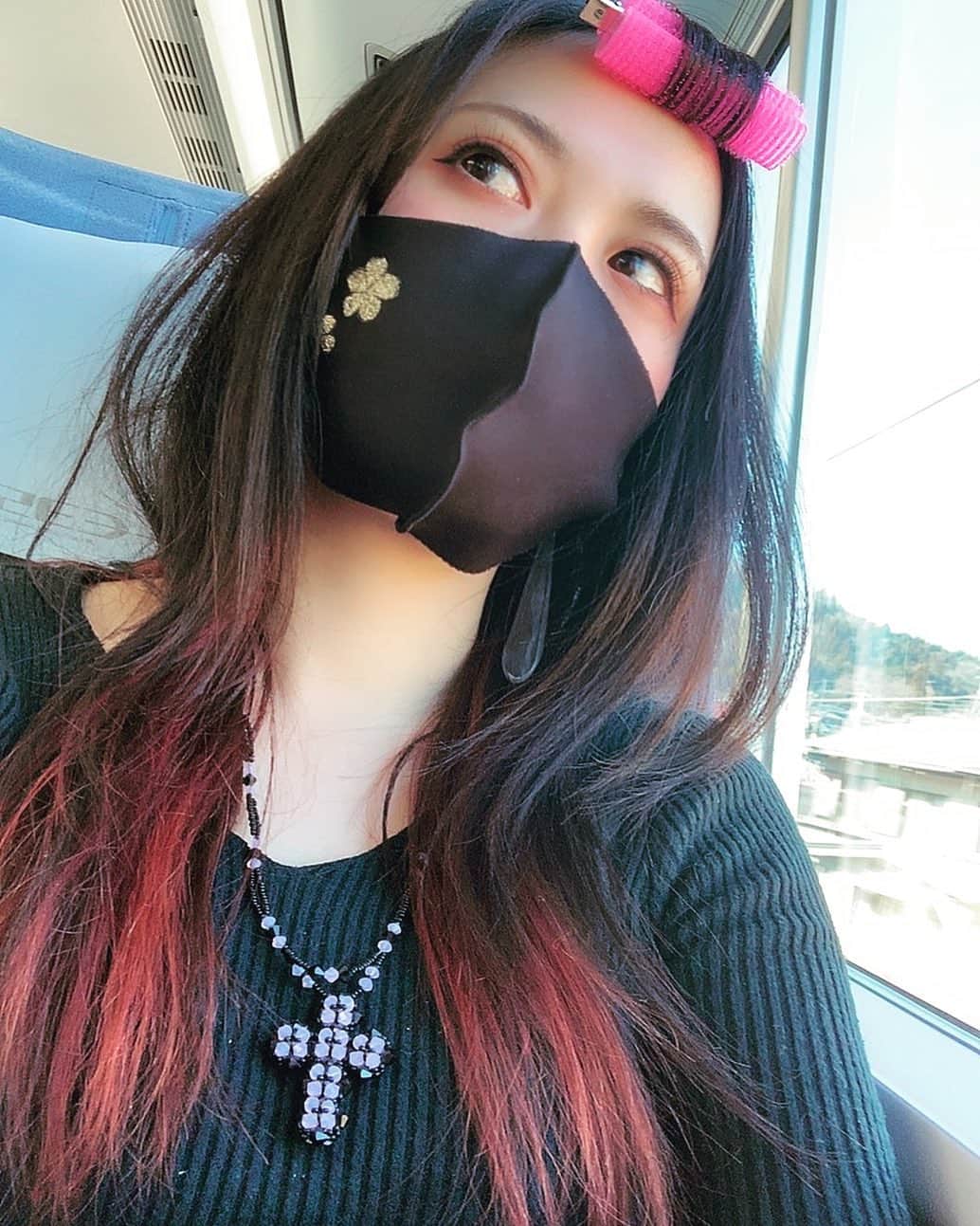 のインスタグラム：「昨日全く眠れなかったし午前中に電車乗ってる 無理の呼吸無理の型無理  #無理の呼吸」