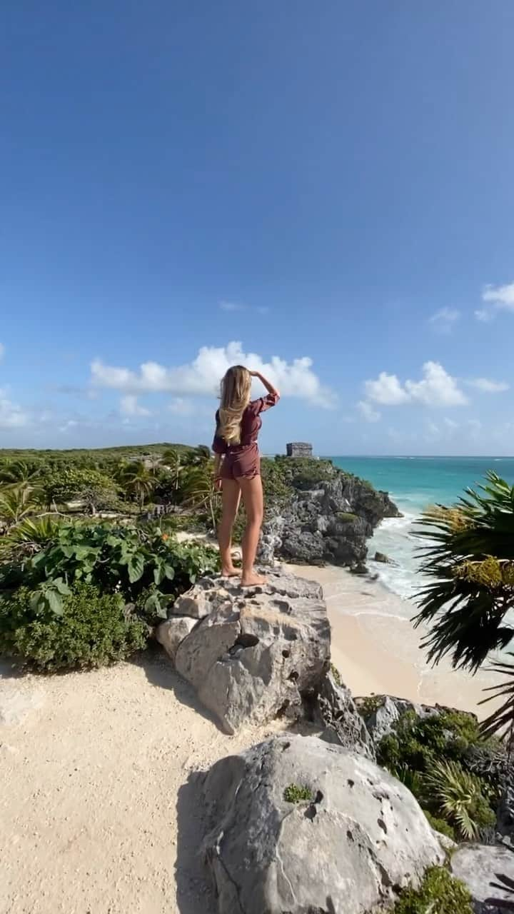 Erika Auroraのインスタグラム：「🎥Today thanks to @tf1 and @50inside  We made a #docufilm about the most wonderful places in #México ☀️ @50insidetravel  These #images are the #backstage of a day in the ruins of #tulum dating back to the #Maya civilizations. The part that fascinated me most? The frescoes depicting divinities, marine animals and snakes, in which the #Mixtec influence is recognized. In one with a black background the goddess #IxChel is accompanied by the god #Chaac. There is a mystical air here that revives past lives! 🤍 #vivamexico🇲🇽 @pizoncity @romainnoma_ @aaronorttega @mayoorquiin @discover.tulum」