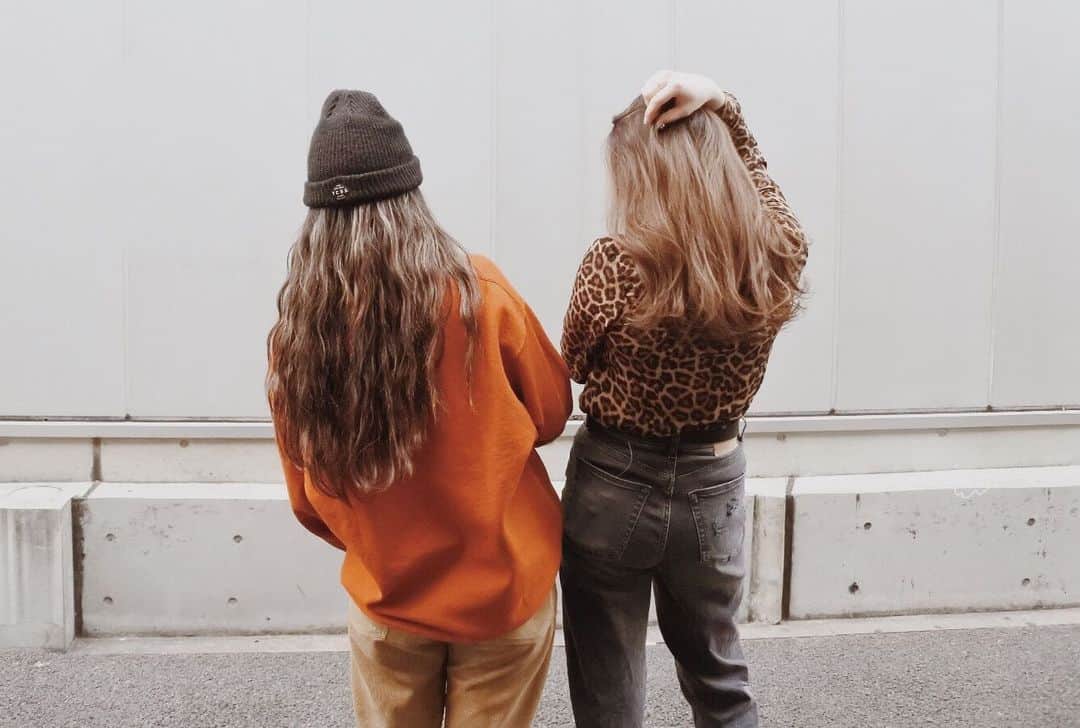 KONDOUMIYUのインスタグラム：「．  𝘽𝙖𝙘𝙠 𝙨𝙩𝙮𝙡𝙚 ✌🏽✌🏾  地毛でこんなに長かったのに なんで切ってしまったんだ 😂 今年は髪伸ばそ ✂︎  ．」