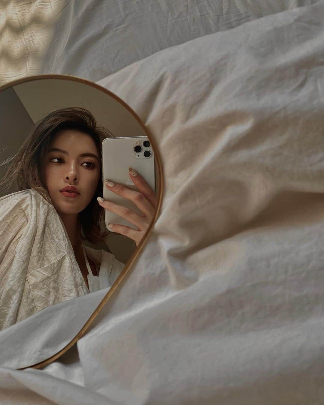 孫きょうのインスタグラム：「𝒜𝓁𝒾𝓋ℯ 𝓌𝒾𝓉𝒽 ℬℯ𝒶𝓊𝓉𝓎.  SHISEIDOの不動のベストセラー、アルティミューン。 1滴1滴を大事に使いたくなる美容液✨ うるおいとハリが生まれて肌のポテンシャルを上げてくれるの。  肌にピッタリ密着してくれる大好きなSHISEIDOのリキッドファンデの新作は、さらに光を取り入れる光学ファンデーションに進化してハイライトなしでも立体感がすごく出る💎  @shiseido_japan  #SHISEIDO #AlivewithBeauty #ShiseidoMakeup #ShiseidoGinzaTokyo #PR #資生堂 #アルティミューン」