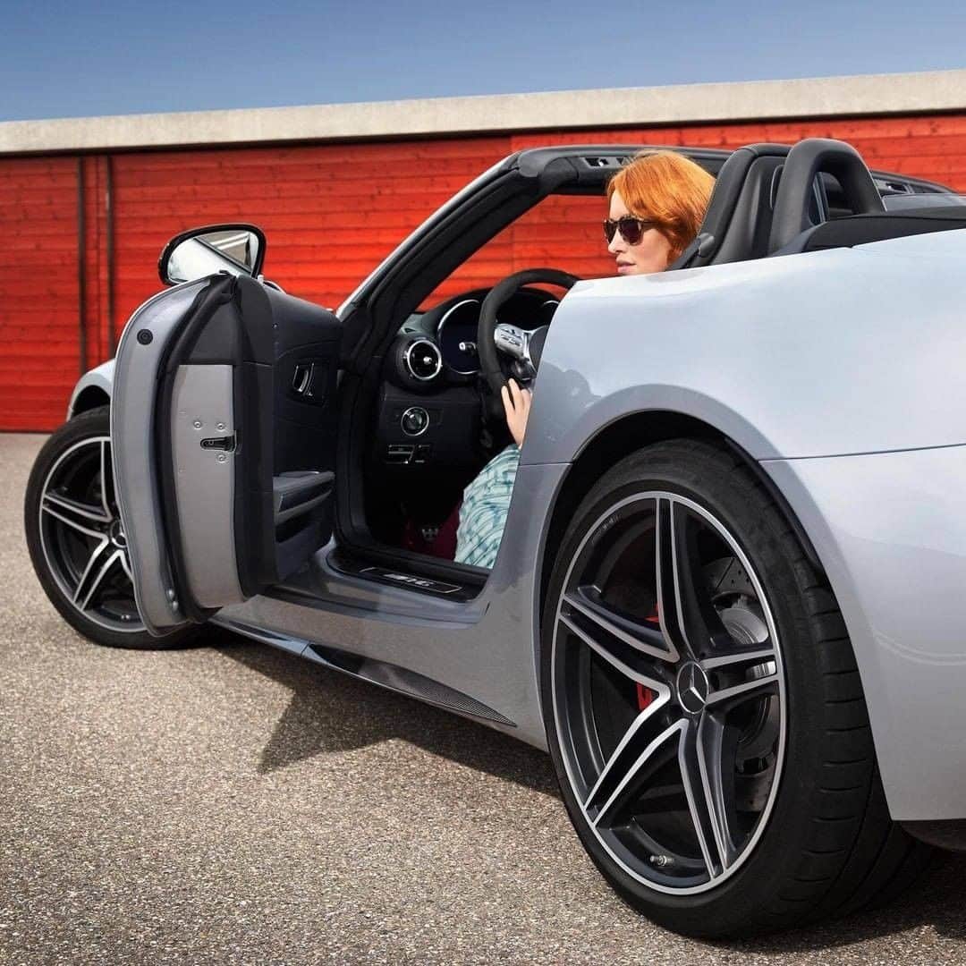 メルセデス・ベンツさんのインスタグラム写真 - (メルセデス・ベンツInstagram)「[Kraftstoffverbrauch kombiniert: 13 l/100 km  CO₂-Emissionen kombiniert: 298 g/km  mb4.me/DAT-Leitfaden  Mercedes-AMG GT C Roadster]  It's time to experience even more with the AMG GT C Roadster. Choose your style and explore the entire GT family.  Via @mercedesamg  #DrivingPerformance #MercedesAMG #GTFamily #GTC」2月9日 16時00分 - mercedesbenz
