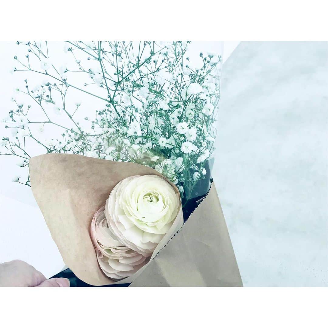 川満アンリさんのインスタグラム写真 - (川満アンリInstagram)「大きめラナンキュラス発見💓 一番好きなお花。 白にうっすりピンクが入っててかわいい❗️買って帰る途中、別の花屋さんでかすみ草も買いまして。 はぁー💓かわいい‼️ はぁーー💓かわいい‼️‼️ #かわいい　#ラナンキュラス #お花好きと繋がりたい #川満アンリ #おうちじかん」2月9日 16時03分 - anly_lalala