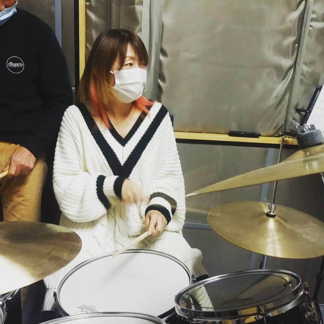 石田燿子さんのインスタグラム写真 - (石田燿子Instagram)「ドラム叩いてみたよ😆 あ〜手と足があああ これ、できたら楽しいだろうなー❗️」2月9日 10時43分 - yokonti