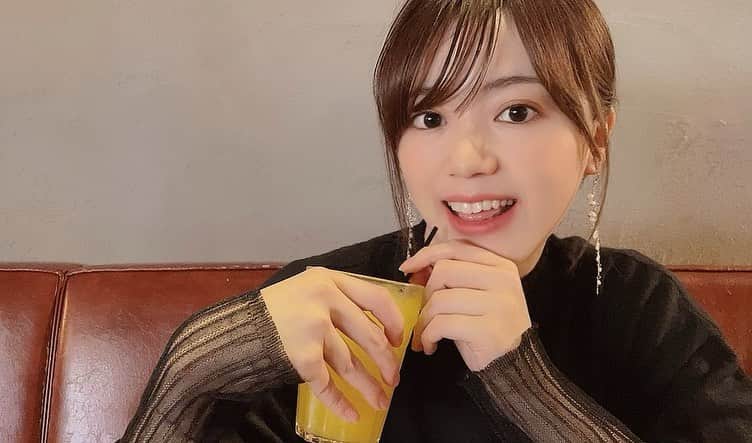堀有里のインスタグラム：「おはゆり🌞  12:30〜イチナナ配信しますね🤗  #おはゆり　#イチナナ #配信 写真は #カフェ　#彼女とデートなうに使っていいよ 笑」