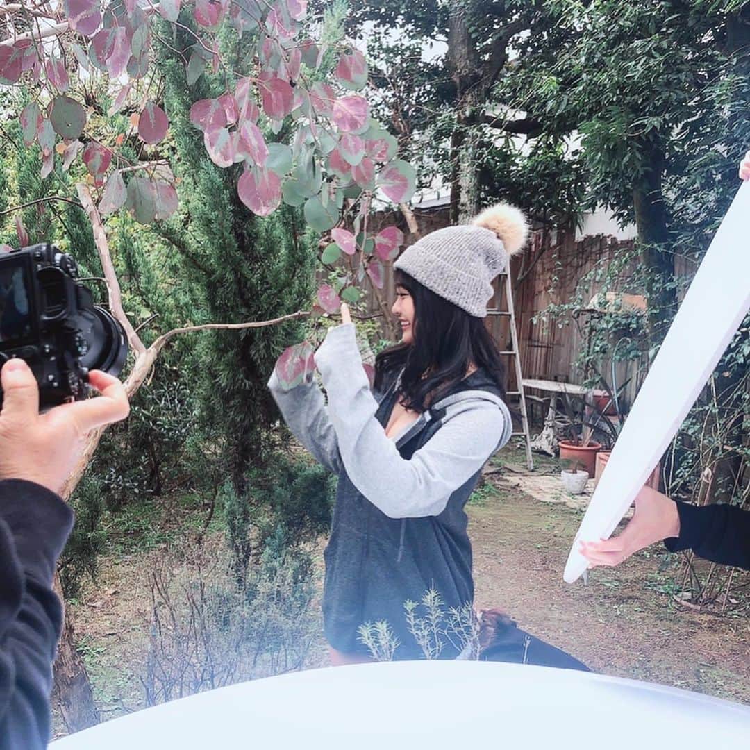 西本ヒカルのインスタグラム：「・ BOMB３月号本日発売になります❄ 初めての冬グラビア🐻‍❄️ ぜひお手元にして頂けると嬉しいです！ #bomb #西本ヒカル」