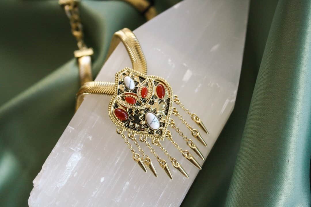 ウィンターケイトのインスタグラム：「Currently loving our HOH Montezuma Choker Necklace ❣️」