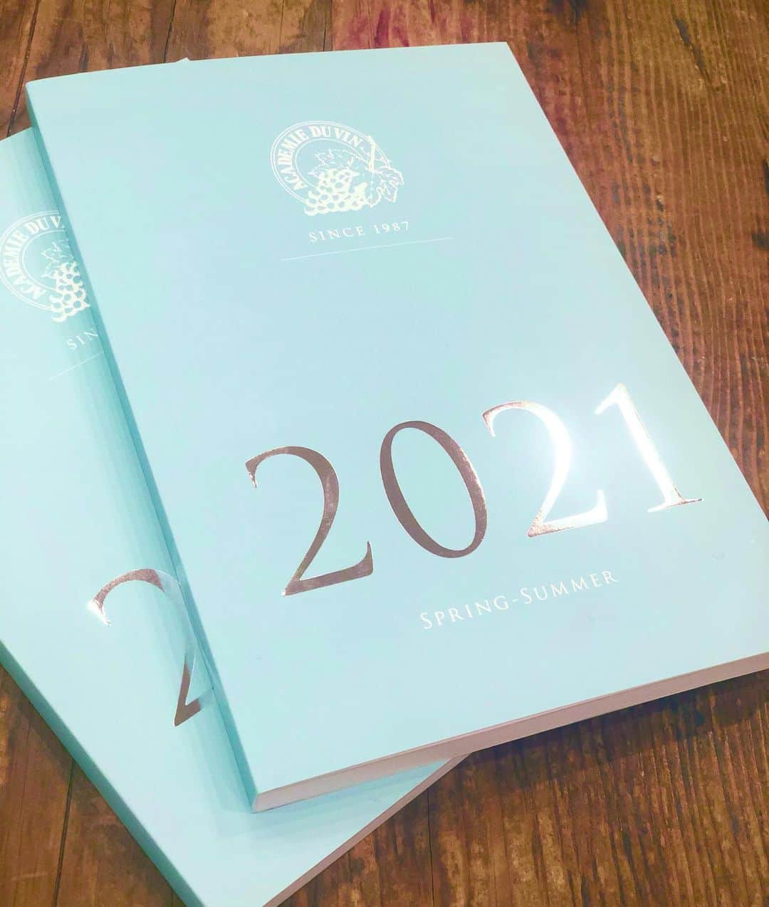 アカデミー・デュ・ヴァン Academie du Vinのインスタグラム：「2021年の春・夏シーズンのパンフレットは空色のパステルカラー✨」