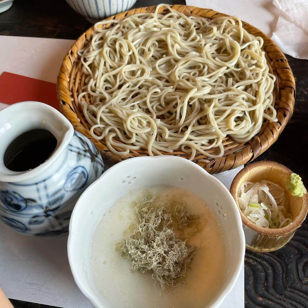 前田早穂のインスタグラム：「記念すべき　蕎麦　再デビュー 酷い蕎麦アレルギーで呼吸困難になり、約30年食べておりませんでしたが、先日アレルギー検査をしたら正常値になっていたので、再チャレンジしてみました！ お蕎麦大好きだったから、どうしても食べたかった。。笑 まずは3分の1くらい食べて、、、 今のところ異常なしです。 感激の美味しさでした😭♡ #蕎麦アレルギー#完治#めんすたぐらむ」