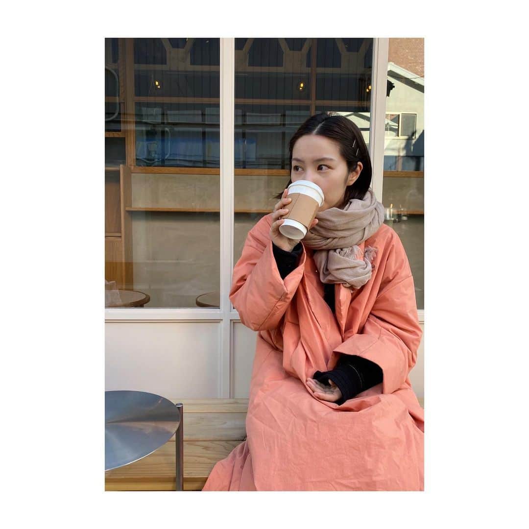 徳永えりのインスタグラム：「... あたたかな陽射しも、 ツンと冷たい空気もどちらも好きだな😌 ' 最近は以前お世話になった方々とのお仕事が多く、 ご縁がありまた再会できた喜びと、 この歳まで役者を続けてこられた有難さを感じます🌷 日々変化する価値観や、 その中でも変わらない大切なもの、 全てひっくるめて私は今の私が好きなので、 誰かや何かに脅かされず、 自分の心に正直にいたいなと思うのです🌱 今日も良い1日になりますように🌼 皆様も、どうか健やかで☺️」