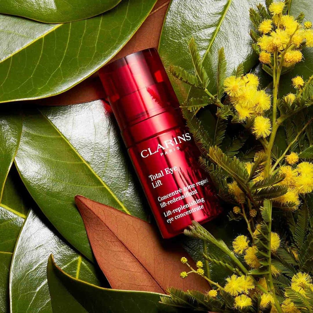 CLARINSさんのインスタグラム写真 - (CLARINSInstagram)「🚨🌿⏰ introducing *NEW* Total Eye Lift! A naturally🌿 powerful, all-in-one, anti-aging eye cream that 🎯 targets wrinkles, crow's feet, dark circles, and puffiness for a visible eye lift in 60 seconds flat!* ⏰❣️  Formulated with ingredients of 94% 🌿natural origin, including Clarins' exclusive Lift-Smoothing Duo of 🌿Organic Harungana extract and 🌼Cassie Flower wax, this innovative anti-aging formula provides an immediate, 🤩visible lifting and wrinkle-smoothing effect with results that improve with daily use!  #clarins #totaleyelift  #clarinsskincare  #antiaging  #antiagingskincare  #greenbeauty   * For 80% of women - Satisfaction test - reported by 110 women - 60 seconds after the first application.」2月9日 10時54分 - clarinsusa