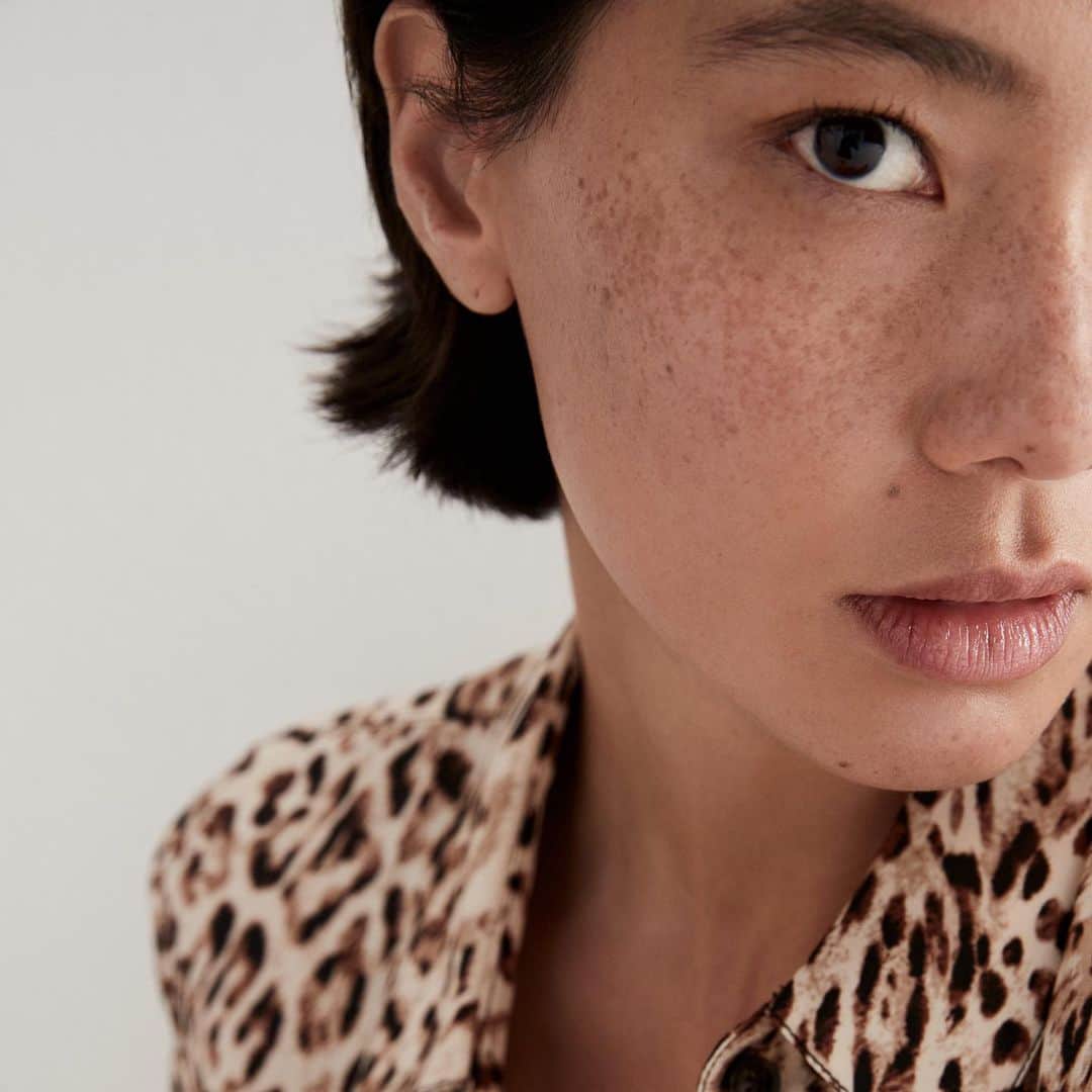 Banana Republic のインスタグラム：「Spotted: Leopard print maxi shirt dresses that are making a lasting impression. Tap to shop.」