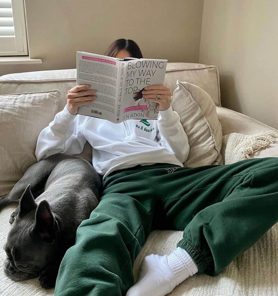 JEN ATKINさんのインスタグラム写真 - (JEN ATKINInstagram)「i’m loving all your DMs about how much you love the book 🥰 link in bio if you wanna grab a copy. *** @beckyfashionstylist’s cute pup not included.」2月9日 10時56分 - jenatkinhair