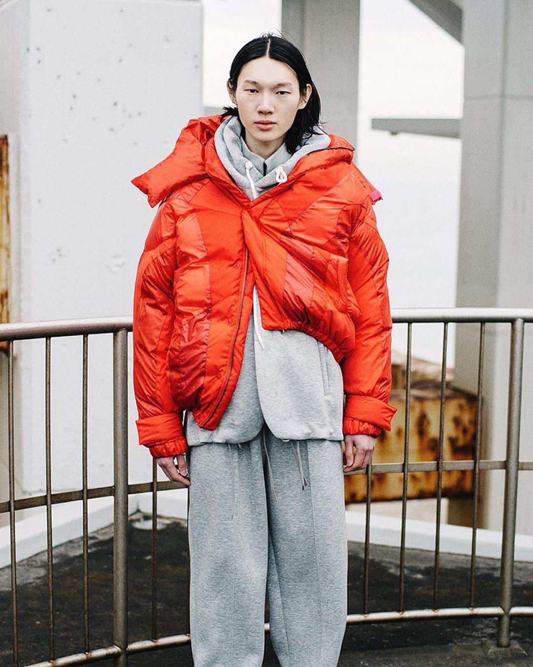 HYPEBEASTさんのインスタグラム写真 - (HYPEBEASTInstagram)「@hypebeaststyle: @facetasmtokyo continues to deliver on its striking design ethos with its latest Fall/Winter 2021 collection titled “+ New Documents.” Unisex layering pieces, sporting asymmetrical cuts make a significant proportion of the line, while oversized fits remain the backbone of the collection. Check out the full collection along with a 6-minute visual by hitting the link in bio.⁠⠀ Photo: Facetasm」2月9日 11時02分 - hypebeast
