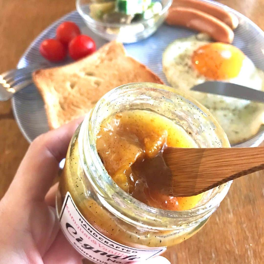 福田葉子さんのインスタグラム写真 - (福田葉子Instagram)「松見坂のイタリアン、チニャーレお手製、キンカン&バニラジャム。ほろ苦くて大人の味、おいしい。朝ごはんのトーストはもちろん、ポークソテーに添えてソース代わりにしても美味。 あーチニャーレのカウンターで思う存分、飲んで食べたいなあ。その日までもう少し我慢の日々ですね。 #jam #confettura #handmade #cignale #handcrafted #yummy #foodie #breakfast #morning #gift #チニャーレ　#チニャーレエノテカ #松見坂　#レストラン　#おいしい　#ジャム　#きんかん　#コンフィチュール　#手作り　#朝ごはん　#stayhome」2月9日 11時05分 - yoyoyokoko