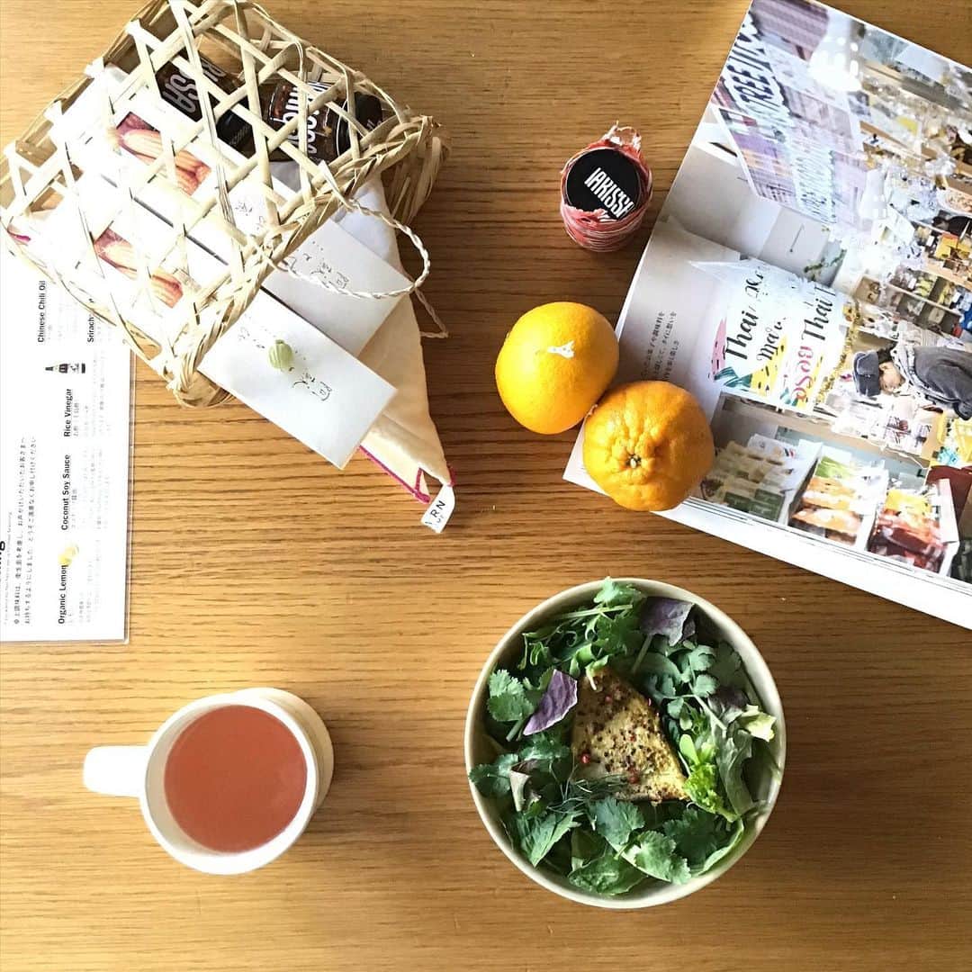 Pho 321 Noodle barのインスタグラム：「【Bun tandoori fish 黒カジキのスパマリネのグリル 米粉の汁なし麺】 海の向こうの旧正月に向けて　揚げ春巻きことNEMの試作をしたり　お店もささやかにお祝いの雰囲気のなかです。  本日のおすすめは　スパイス　はちみつ🍯　マスタードでマリネした黒カジキをオーブンでこんがり焼き　organic mix leafやパクチー　紅白なますと一緒にいただく「ブン」ことタンドリーフィッシュの米粉の汁なし麺。細麺　甘酢ダレ or 太麺　黒酢醤油ダレでどうぞ。  ただ今　to go/delivery serviceでもご注文いただけます。  provisionsによる　鹿児島の希少な赤ルヴァーブとハイビスカス、スパイスのシロップは　お湯で割ってsyrup aidに。  本日も11:30am opening 5:30pm last call 6pm closing,non stop,同時間でUber eats,chompyふたつのデリバリーサービスも稼働致します🗺🌏 pick upのお時間に合わせお作りするto go boxのご予約はこちから　☎︎03-6432-9586  白にんじん/ミニにんじん　イエロービートルートたっぷりの生春巻きも沢山巻き上げました。  本日も安全第一で　終日温かくお過ごし下さいませ  today’s recommend:bun tandoori fish,pho lovely veggie,3rd noodle,com chicken/pork,boiled 🥚/triple coriander topping,summer roll for sharing and hot rhubarb syrup aid🌺  today’s opening 📻Alpha Beta Gaga/AIR(2004)  #ubereats #chompy #pho321 #togo #pilitokyo #beagoodneighbor  #summeroll #yellowbeetroot #好きな場所へ自由に行きたい」