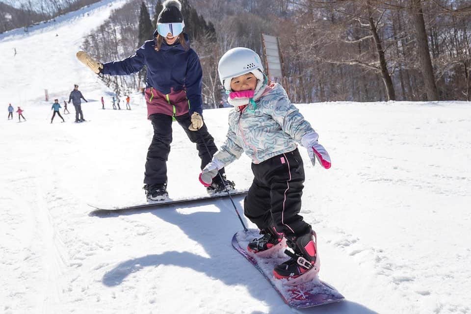 田中幸さんのインスタグラム写真 - (田中幸Instagram)「✴︎  👩🧒🏂 『子どもと2人で 初めてのスノーボードお泊り旅』  【タングラムスキーサーカス】 @tangram.madarao   滑る・遊ぶ・泊まる が一つになったスノーリゾート  ホテル目の前がゲレンデ 小さい子ども連れも 安心で楽な動線が嬉しい  スキースノーボードしない方も 子どもを雪で遊ばせられる まさに『雪の遊園地』  ガッツリ滑り系家族も 非圧雪なパウダーツリーランは 滑りごたえありっ💪  写真はホテル目の前の優しい傾斜でスノーボード2年目の子どもと  疲れたりグズったら 雪のアクティブやレストラン、 室内のキッズルームに 選択肢が幅広いのも嬉しい😂  実際、撮影中 キッズが飽きない遊び場たくさんで助かりました🧒  ハードルが高い！って 思ってた子どもと2人での 雪山スノーボード旅行 母子大満足でした♫  スキースノーボードは そんなに、、、という方でも！ 野尻湖テラスでの コーヒータイムは最高にオススメ☕️🤘  全国のファミリーに優しい 最新ゲレンデや お得情報が掲載された web媒体【ハピスノ】 チェックしてみてね✔︎  @hapisnow  @tangram.madarao  #ハピスノ #キッズ #ファミリー #スノボ #スノーボード #ママスノーボーダー #ママスノーボーダーさんと繋がりたい  #キッズスノーボーダー」2月9日 11時10分 - sachitanaka