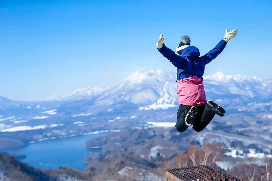 田中幸さんのインスタグラム写真 - (田中幸Instagram)「✴︎  👩🧒🏂 『子どもと2人で 初めてのスノーボードお泊り旅』  【タングラムスキーサーカス】 @tangram.madarao   滑る・遊ぶ・泊まる が一つになったスノーリゾート  ホテル目の前がゲレンデ 小さい子ども連れも 安心で楽な動線が嬉しい  スキースノーボードしない方も 子どもを雪で遊ばせられる まさに『雪の遊園地』  ガッツリ滑り系家族も 非圧雪なパウダーツリーランは 滑りごたえありっ💪  写真はホテル目の前の優しい傾斜でスノーボード2年目の子どもと  疲れたりグズったら 雪のアクティブやレストラン、 室内のキッズルームに 選択肢が幅広いのも嬉しい😂  実際、撮影中 キッズが飽きない遊び場たくさんで助かりました🧒  ハードルが高い！って 思ってた子どもと2人での 雪山スノーボード旅行 母子大満足でした♫  スキースノーボードは そんなに、、、という方でも！ 野尻湖テラスでの コーヒータイムは最高にオススメ☕️🤘  全国のファミリーに優しい 最新ゲレンデや お得情報が掲載された web媒体【ハピスノ】 チェックしてみてね✔︎  @hapisnow  @tangram.madarao  #ハピスノ #キッズ #ファミリー #スノボ #スノーボード #ママスノーボーダー #ママスノーボーダーさんと繋がりたい  #キッズスノーボーダー」2月9日 11時10分 - sachitanaka