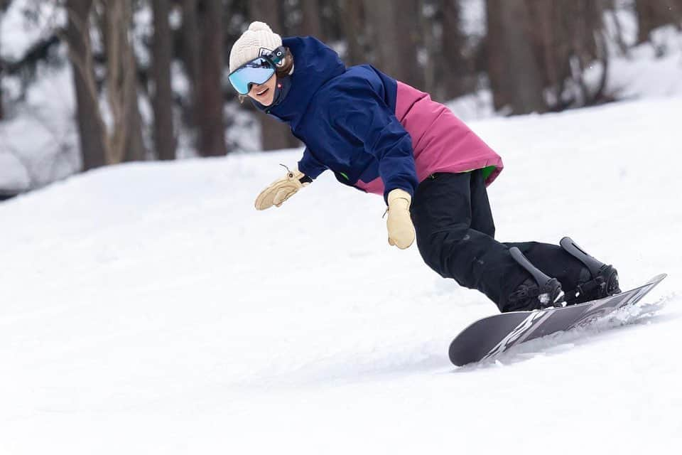 田中幸さんのインスタグラム写真 - (田中幸Instagram)「✴︎  👩🧒🏂 『子どもと2人で 初めてのスノーボードお泊り旅』  【タングラムスキーサーカス】 @tangram.madarao   滑る・遊ぶ・泊まる が一つになったスノーリゾート  ホテル目の前がゲレンデ 小さい子ども連れも 安心で楽な動線が嬉しい  スキースノーボードしない方も 子どもを雪で遊ばせられる まさに『雪の遊園地』  ガッツリ滑り系家族も 非圧雪なパウダーツリーランは 滑りごたえありっ💪  写真はホテル目の前の優しい傾斜でスノーボード2年目の子どもと  疲れたりグズったら 雪のアクティブやレストラン、 室内のキッズルームに 選択肢が幅広いのも嬉しい😂  実際、撮影中 キッズが飽きない遊び場たくさんで助かりました🧒  ハードルが高い！って 思ってた子どもと2人での 雪山スノーボード旅行 母子大満足でした♫  スキースノーボードは そんなに、、、という方でも！ 野尻湖テラスでの コーヒータイムは最高にオススメ☕️🤘  全国のファミリーに優しい 最新ゲレンデや お得情報が掲載された web媒体【ハピスノ】 チェックしてみてね✔︎  @hapisnow  @tangram.madarao  #ハピスノ #キッズ #ファミリー #スノボ #スノーボード #ママスノーボーダー #ママスノーボーダーさんと繋がりたい  #キッズスノーボーダー」2月9日 11時10分 - sachitanaka