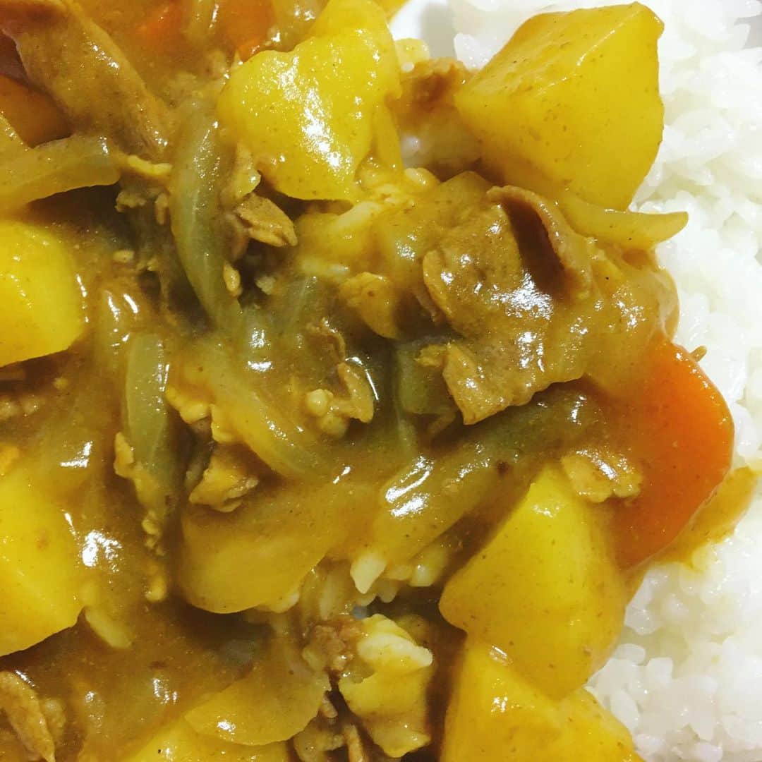 平野由実のインスタグラム：「子どもたちに手伝ってもらいカレー作り。  カレーを作る時の野菜の切り方に正解はあるのだろうか。。 どう切ればいいのかいつも分からん。 けど、カレーライスはいつでも美味しい✨ありがたい料理です🍛✨  ミニマリストを目指して断捨離計画中。。 最小限の荷物で身軽に生活したい。  #この間の話 #ミニマリストになりたい  #髪ボサボサ」