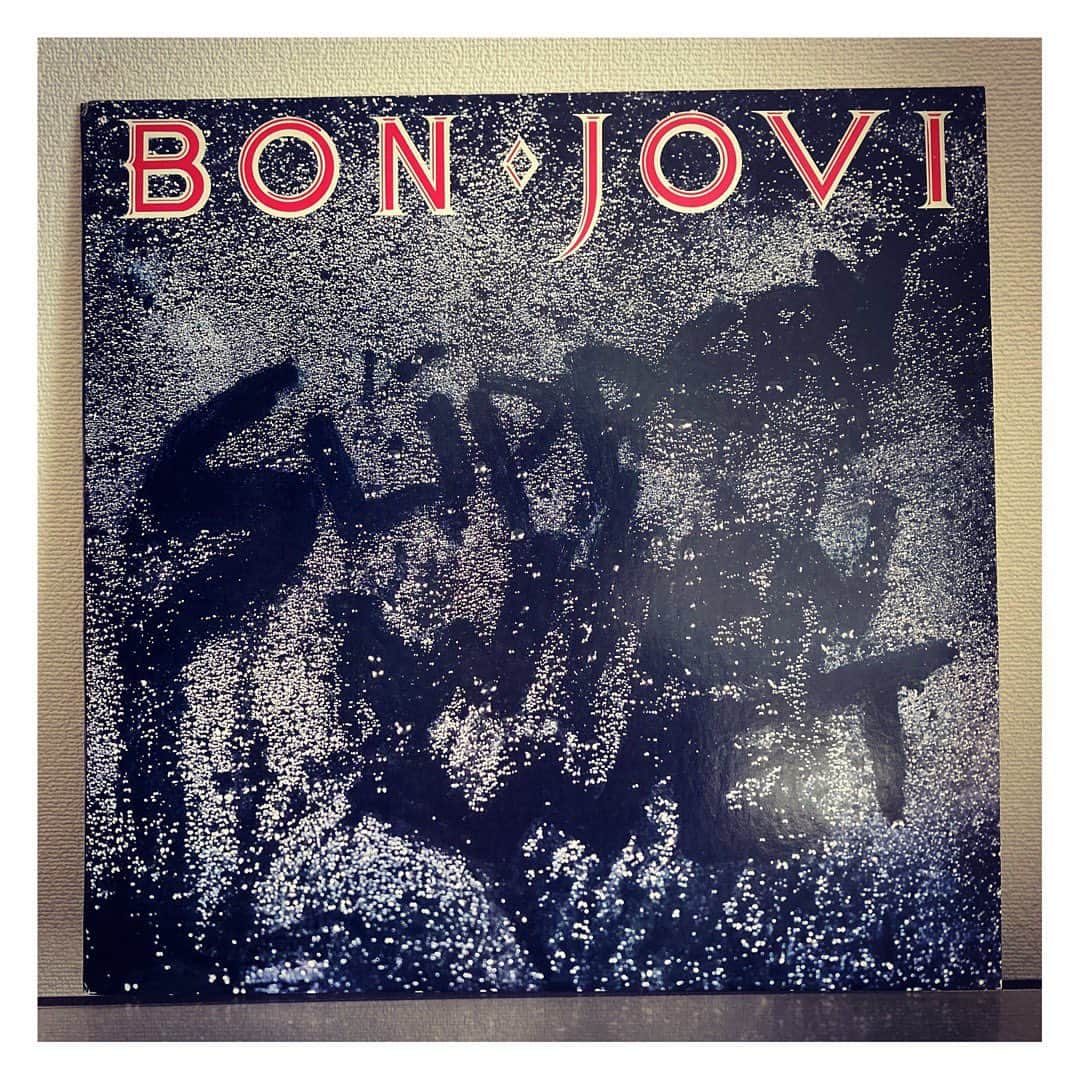 林幸治さんのインスタグラム写真 - (林幸治Instagram)「Bon Jovi – Slippery When Wet  小6くらいの時に初めて意識的に聴いた洋楽がこれではないかな。カセットテープで聴いていたけど。35年の時を経てオリジナル盤を手に入れた。  #vinyl #vinylcollection #vinylrecords #vinyljunkie #vinylcollector #vinyllover #vinylcommunity #1986 #bonjovi #usoriginal」2月9日 11時17分 - tct_koji_hayashi