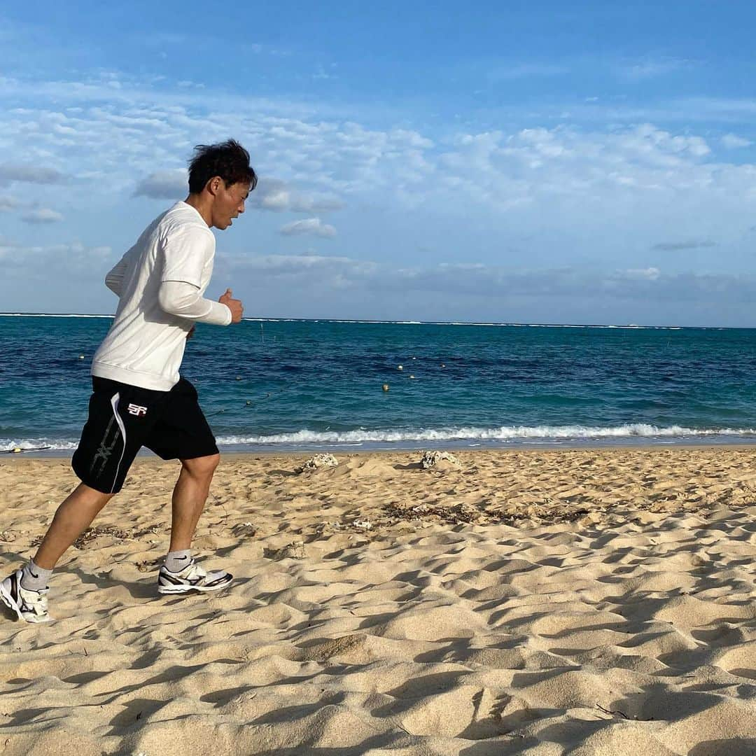 桧山進次郎さんのインスタグラム写真 - (桧山進次郎Instagram)「今日も朝から仕事前に砂浜ランニング‼️  奥の方まで行くのがホントしんどい😁  初日は頑張って3往復したけど最終日にもなると疲れ溜まって2往復。  自分に程よく負けちゃいました‼️  現役ではないのでトレーニングは無理せず少しだけ頑張るのが一番長続きするんだな👍👍👍 #自主トレ  #沖縄  #阪神タイガース  #沖縄キャンプ  #桧山進次郎」2月9日 11時23分 - hihihihi_yan