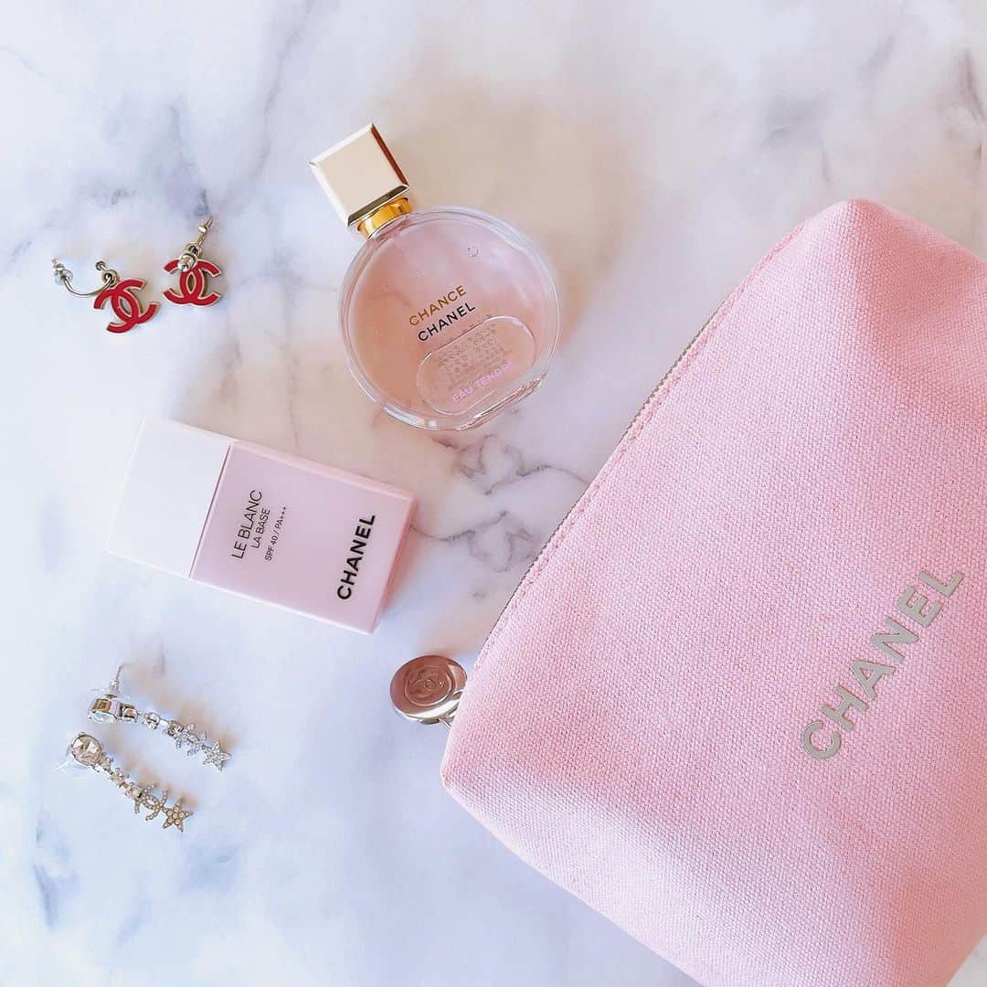 平井喜美のインスタグラム：「🌷🐖🦩🌸✨﻿ ﻿ CHANELは女子を幸せにする♡﻿ ﻿ ピンクのメイクポーチ、きゃわわ💕﻿ ﻿ ﻿ #chanel #chanelmakeup #chanelcosmetics #chanellover  #シャネル #mylove」