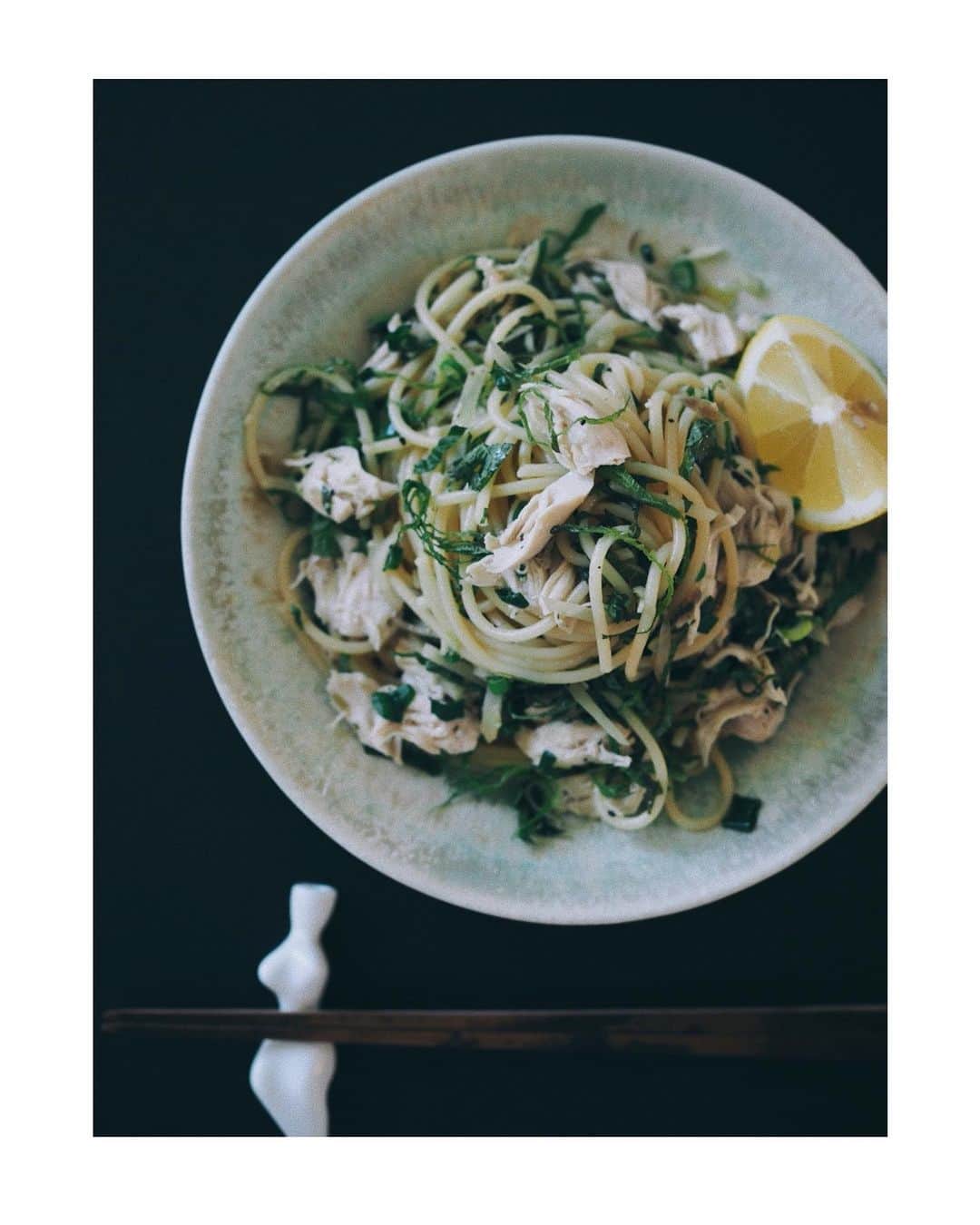 花楓のインスタグラム：「お昼です🔪🌿  冷蔵庫の整理を。 切りおきしてた薬味をと ささみで和風パスタ。  生姜　大葉　みょうが　小ネギ 塩　黒胡椒　まるさわ醤油 オリーブオイル　レモン　茹で汁  さっぱりちゅるちゅる🍋 ご馳走さまでした🙏🏻  #作るなら丁寧に」