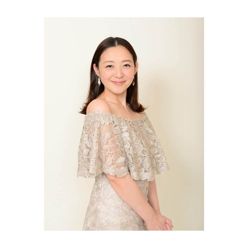 彩乃かなみさんのインスタグラム写真 - (彩乃かなみInstagram)「﻿ ﻿ あの時こうだったね﻿ あの時こうしてたね﻿ あの時こう思ってた﻿ ﻿ 再演だから、というだけでなく﻿ 何年も前にご一緒したスタッフさんや過去共演した方々と、時にこんな会話が重ねられたりします﻿ ﻿ ﻿ 私の仕事は共同作業でありながら一人自分と向き合う孤独な時間も多く、それがとても私は好きなのですが、﻿でもふと気付くと多くの方々と共に同じ時間を過ごし、同じ思い出を心に抱いているのだと気付きます﻿ ﻿ その角度や見え方感じ方は様々であれ﻿、普段は別々の暮らしの中に居ながら作品や出来事を通し同じ景色を見て ﻿ 自分でも忘れていた記憶を呼び起こしてくれ、﻿懐かしい思い出を語り合う人がいる事が、なんて豊かで幸せな事なのだろうと思っています﻿ ﻿ ﻿ またこの状況下の中、﻿ 自身の出演作品を無事に全うする事が何より最優先で友人知人が出演している作品を観る機会が殆どなくなって数ヶ月…、、﻿ ﻿ ﻿ ですが…“遠くから思う”﻿ ﻿ ﻿ という事も自分が思うように﻿ 誰かからの思いを受け取ったり﻿ 何か深く通じる優しい想いを感じる日々です﻿ ﻿ ﻿ なんだか あらためて…﻿ 本当にありがとうございます﻿ って思います(*´-`)﻿ ﻿  ﻿ #マリーアントワネット﻿ #思いを共にする﻿ #以心伝心﻿ #感謝  📷️ @kousukedoi_photography」2月9日 11時44分 - kanamiayano.official