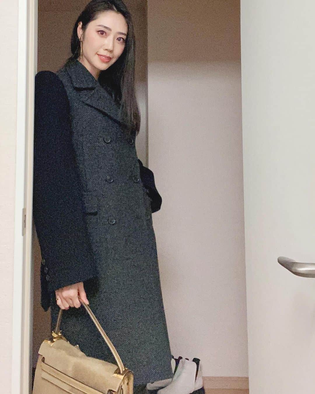 のインスタグラム：「【new one】 コロナで、なんだか洋服選びが面倒くさくなってるなぁと、自分に喝を入れるため、投稿し始めたコーデ😅  モノクロ多いなwww  Coat @maisonmargiela  Bag @maisonvalentino   #maisonmargiela #valentino #valentinobag #ootd #fashiongram #fashionstyle #fashionblogger #followｍe #メゾンマルジェラ #バレンチノバッグ #アラフォーコーデ #アラフォーファッション #アラフォーメイク #アラフォーヘア #アラフォーヘア #アラフォーモデル」