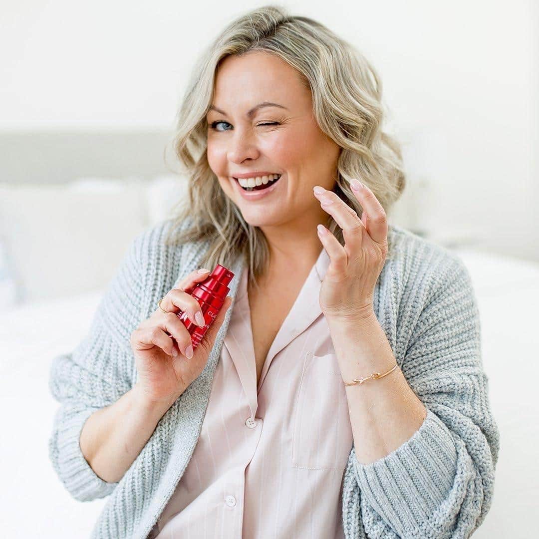 Clarins Canadaのインスタグラム：「Because you've got no time to waste, cassie wax and organic harungana extracts were brought together in our new Total Eye Lift to create an instant smoothing-lift effect that challenges time.😉⁣ __________⁣ Parce que vous n’avez pas de temps à perdre, la cire de cassie et l’extrait d’harungana bio ont été combinés dans le soin contour des yeux Total Eye Lift pour créer un effet lift-lissant instantané qui met le temps au défi.😉⁣ .⁣ .⁣ .⁣ 📸 : @mitsougelinas⁣ #Clarins #LiveBeautifully #ClarinsSkinCare #TotalEyeLift」
