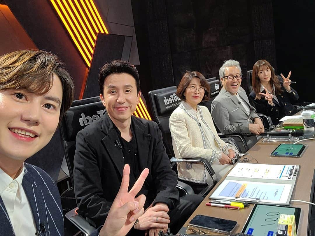 キュヒョンさんのインスタグラム写真 - (キュヒョンInstagram)「3달간 월요일 밤을 함께해 준 싱어게인 너무 고마웠어요^^ 떠나보내기 속상한 마음에 함께 한 팀워크 G려버렸던 심사위원님들 + (콩알만하게 나왔지만 국민MC승기형) 사진 투척!!!! #싱어게인 #규현 #송민호 #선미 #이해리 #유희열 #이선희 #김종진 #김이나 #이승기 #싱어게인수고했어」2月9日 11時46分 - gyuram88