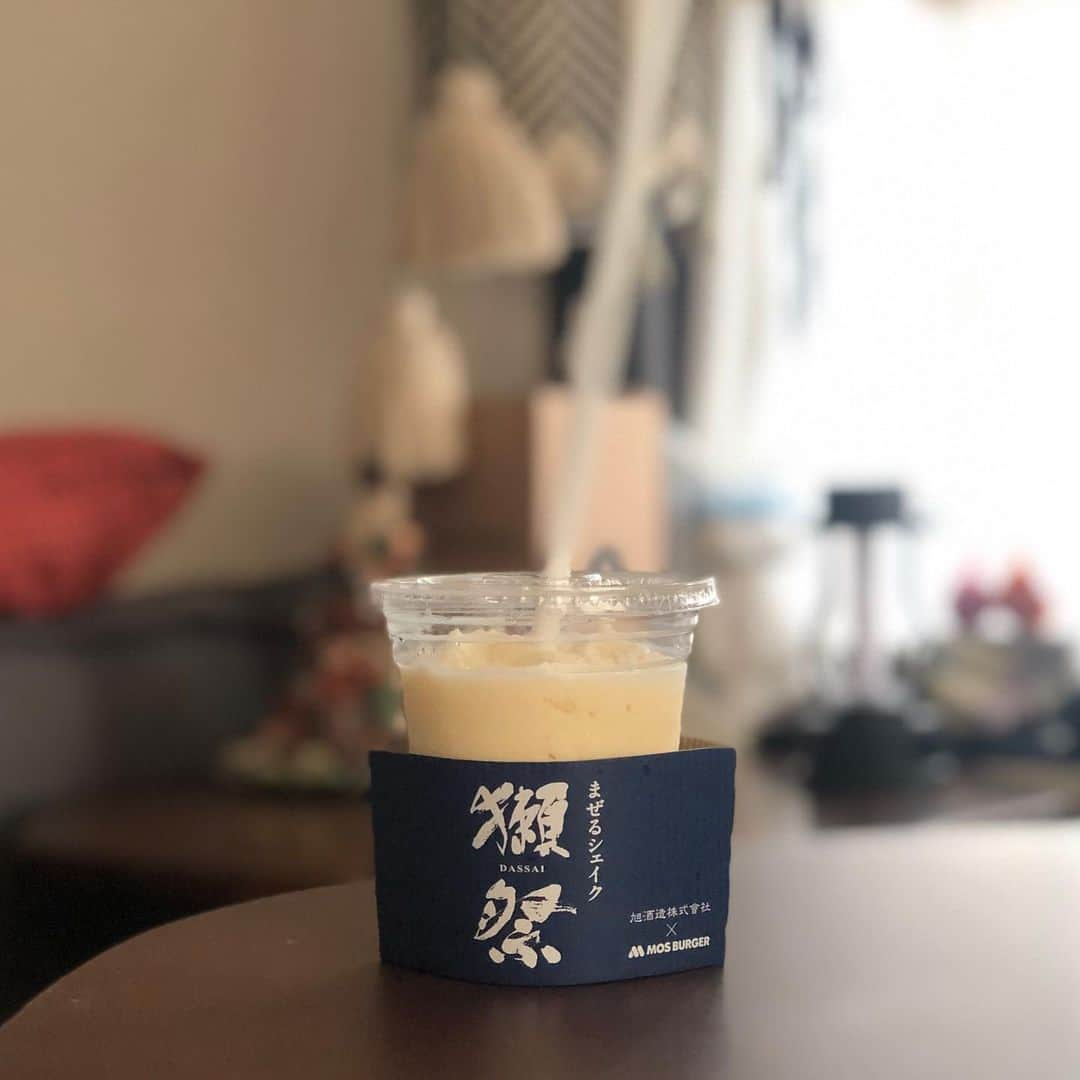 ホリエアツシさんのインスタグラム写真 - (ホリエアツシInstagram)「#獺祭シェイク という概念🍶🥛 #モスシェイク #獺祭 #モスバーガー 混ぜれば白になるシェイク」2月9日 11時48分 - a.horie