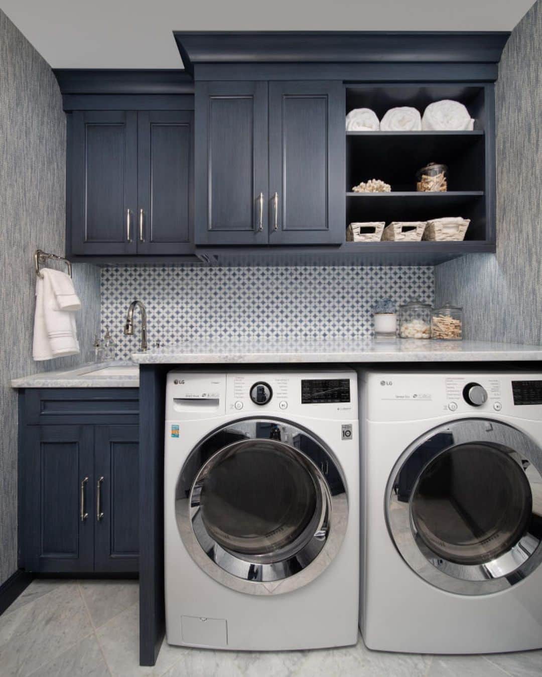 のインスタグラム：「Loving the color of these cabinets! By Henrietta Heisler Interiors」