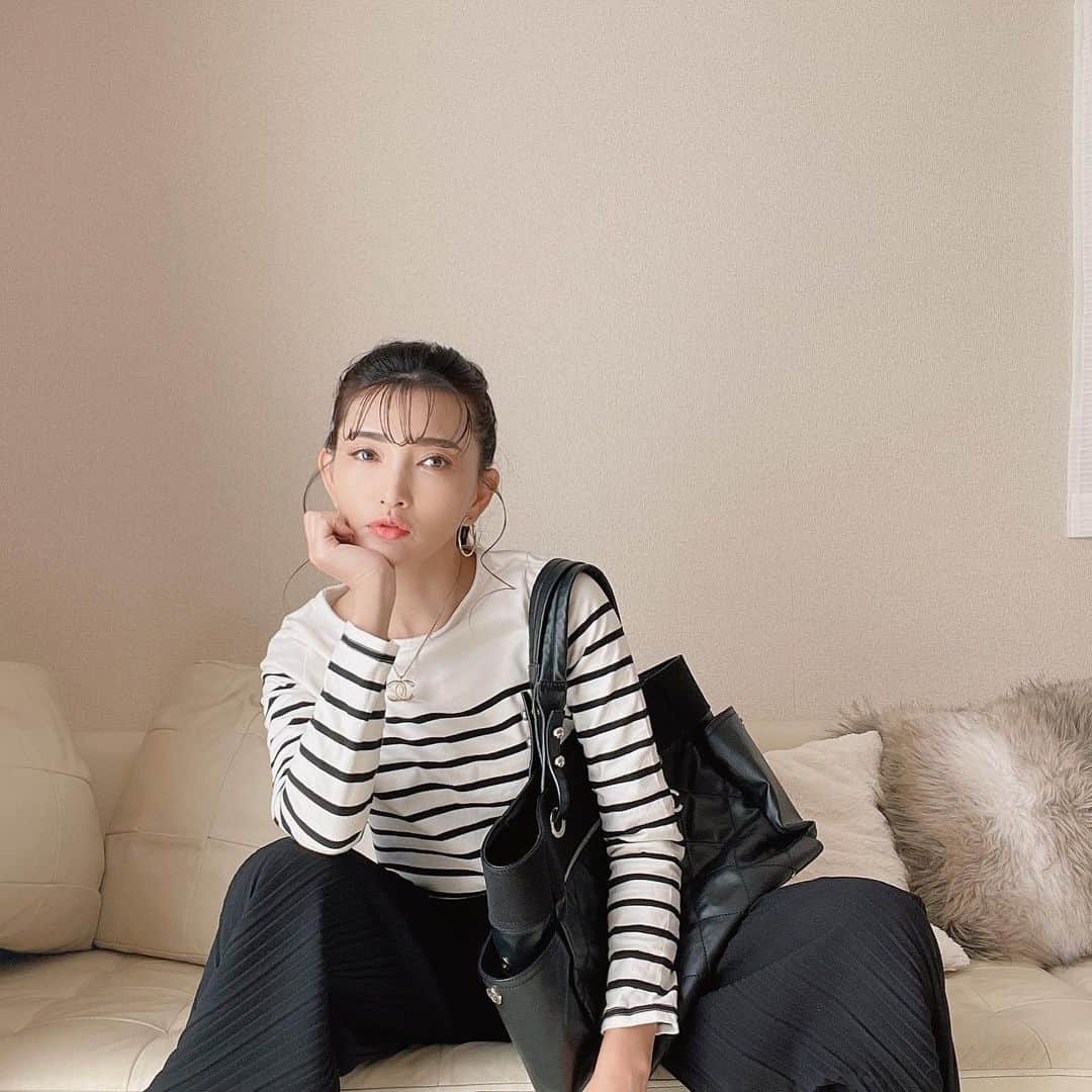 マキろんのインスタグラム：「そう会えば昨日 美容室でトリートメントして 前髪カットしてもらった❣️ ・ 今日は朝二度寝して 眉毛なしでバス停に立ってたけど オーラでカバー😂 ・ とりあえず ささっと時短でヘアメ終わらせて 仕事だね🏃‍♀️💨 ・ 恋は フィーリング タイミング ハプニング から始まるって いうから 今日もしバス停に 誰かいたら恋が始まっていたかもしれない😂あはははは #山内智恵#マキろん#japanesegirl  #ファッション#fashion #可愛い#ありがとう#大好き #followｍe #ootd  #コーデ #ボーダートップス  #寝坊#遅刻#二度寝#恋はフィーリングタイミングハプニング」