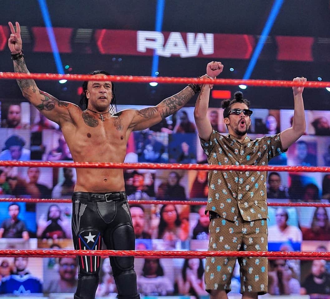 WWEさんのインスタグラム写真 - (WWEInstagram)「@archerofinfamy earns another big victory with a little help from his friend @badbunnypr!! #WWERaw 🔥🔥🔥」2月9日 11時57分 - wwe