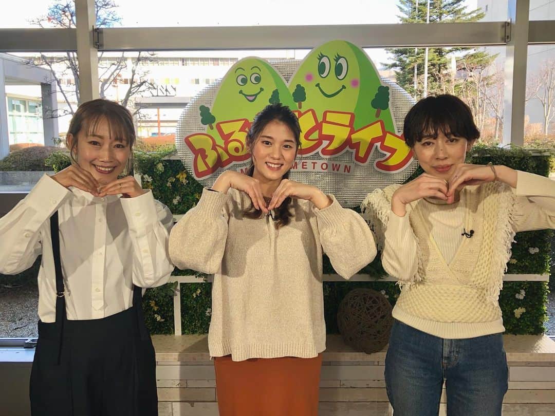 汾陽美樹のインスタグラム：「. 🌿ふるさとライブ🌿 いつもヘアセットでお世話になっている ピエドプールのみなさんに 『マスクをつけていても美人に見える アイメイクのポイント』を教えていただきました👀💕 . ⭐️目尻の下と鼻筋にハイライト  →くすみを飛ばし立体感が出る！ ⭐️明るめ暖色系のアイシャドウ  →マスクで隠れてしまうチークの代わりに！ ⭐️目頭から黒目の中央あたりまで一気に   ラメ感のあるホワイト系アイシャドウ  →抜け感のあるつやつやメイクに！ . マスクで半分以上顔が隠れてしまうので 目元に明るさや色を入れると 印象がパッと明るくなりますよ👀✨ マスク美人アイメイク💄試してみてください♩ . #長野放送 #ふるさとライブ #ナガコレ #ヘアケア #アイメイク #ピエドプール #ピエドプールポッシュ #アナウンサー #汾陽美樹」